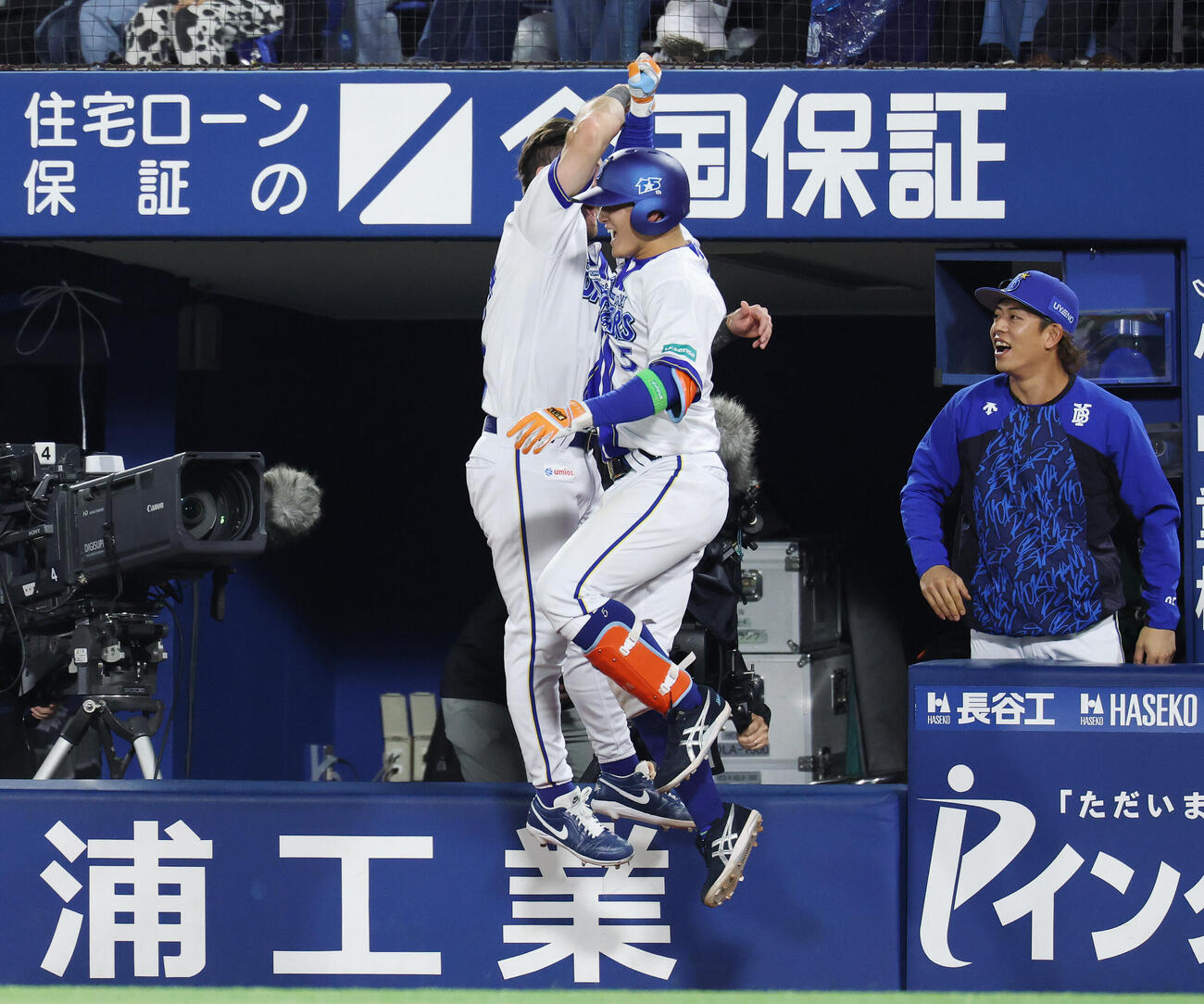 DeNA対ソフトバンク　5回裏DeNA2死、本塁打を放ち牧秀悟（左）と喜ぶ松尾汐恩（撮影・宮地輝）