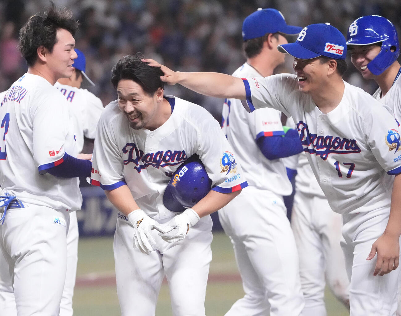 プロ野球交流戦中日対西武　9回裏中日2死一、二塁、阿部寿樹はサヨナラ打を放ち柳裕也（右）らナインの祝福を受ける（撮影・森本幸一）