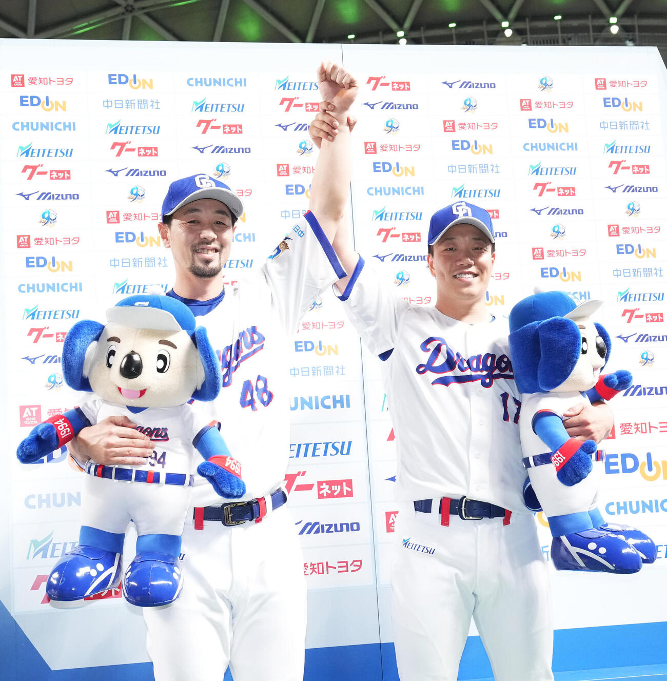 プロ野球交流戦中日対西武　ヒーローインタビューを終えポーズを決める阿部寿樹（左）と柳裕也（撮影・森本幸一）