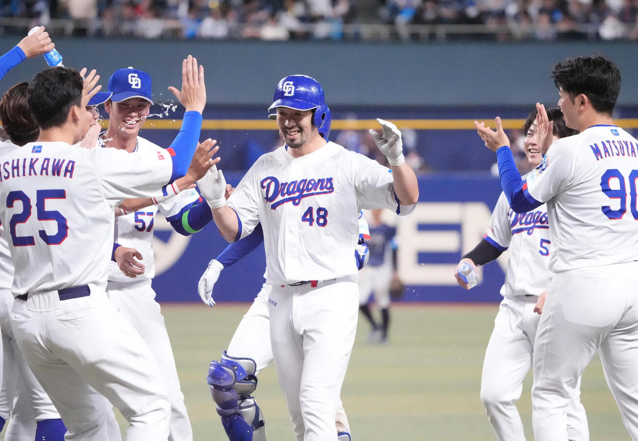 プロ野球交流戦中日対西武　9回裏中日2死一、二塁、阿部寿樹（中央）はサヨナラ適時打を放ちナインの祝福を受ける（撮影・森本幸一）