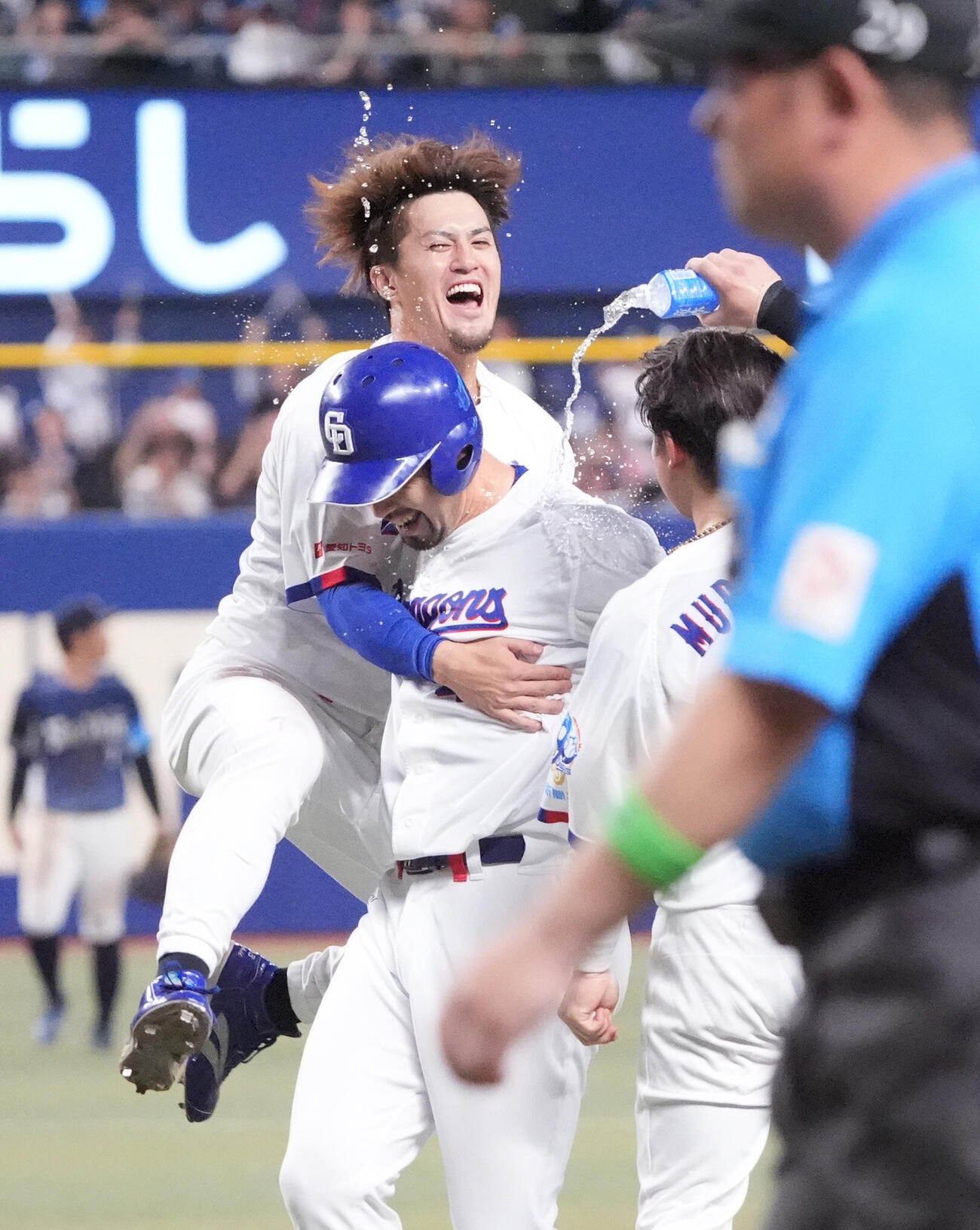 プロ野球交流戦中日対西武　9回裏中日2死一、二塁、阿部寿樹（中央）はサヨナラ適時打を放ち祝福を受ける（撮影・森本幸一）