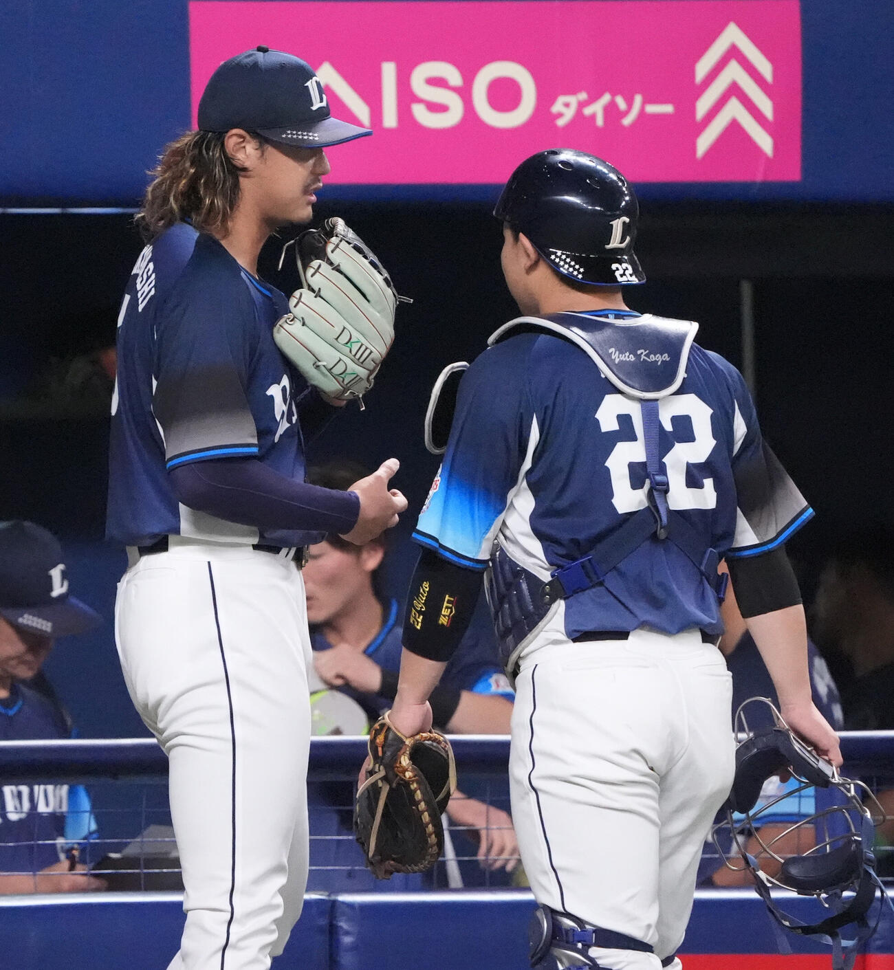 中日対西武　2回終了、西武先発の高橋光成（左）は古賀悠斗と言葉を交わしながらベンチへ戻る（撮影・森本幸一）