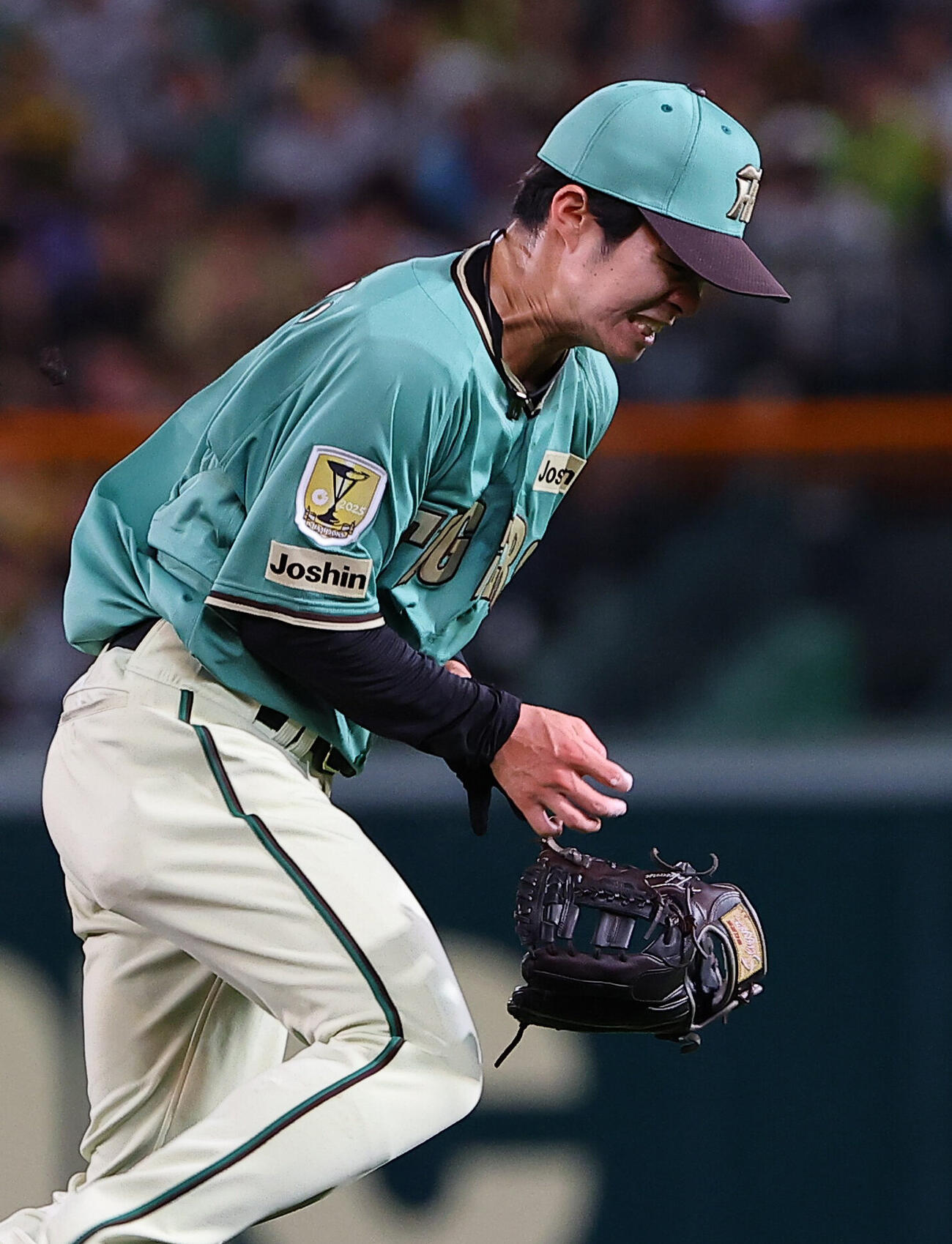 阪神対楽天　7回表楽天無死一塁、中野拓夢は浅村栄斗の打球を左手に当てグラブを取る（撮影・上田博志）