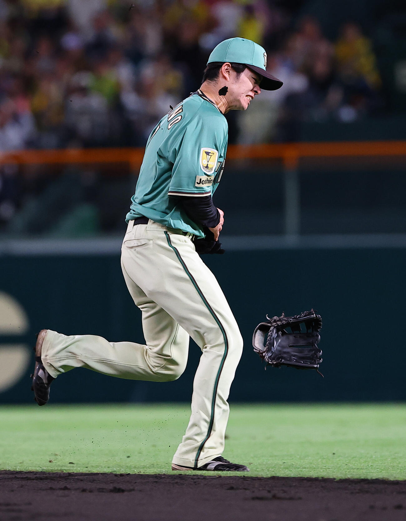 阪神対楽天　7回表楽天無死一塁、中野拓夢は浅村栄斗の打球を左腕に当てる（撮影・上田博志）