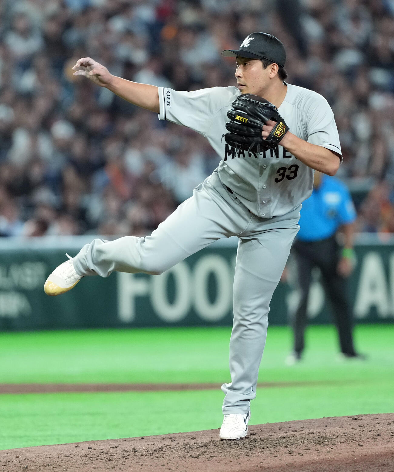 巨人対ロッテ　6回途中からマウンドに上がったロッテ八木彬（撮影・たえ見朱実）