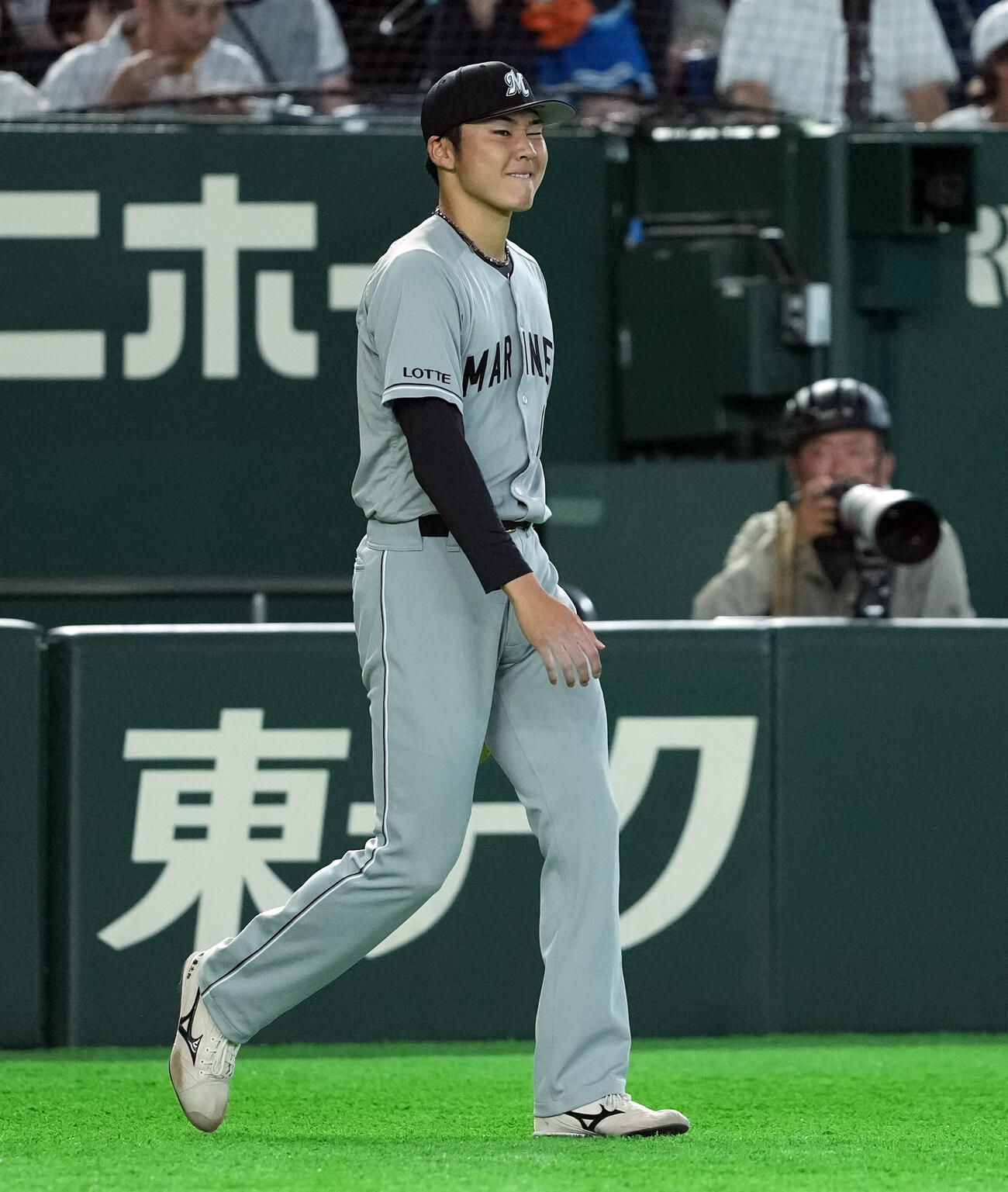 巨人対ロッテ　6回裏巨人無死二塁、浦田俊輔にバスターで右前安打を決められ顔をしかめる広池康志郎（撮影・たえ見朱実）