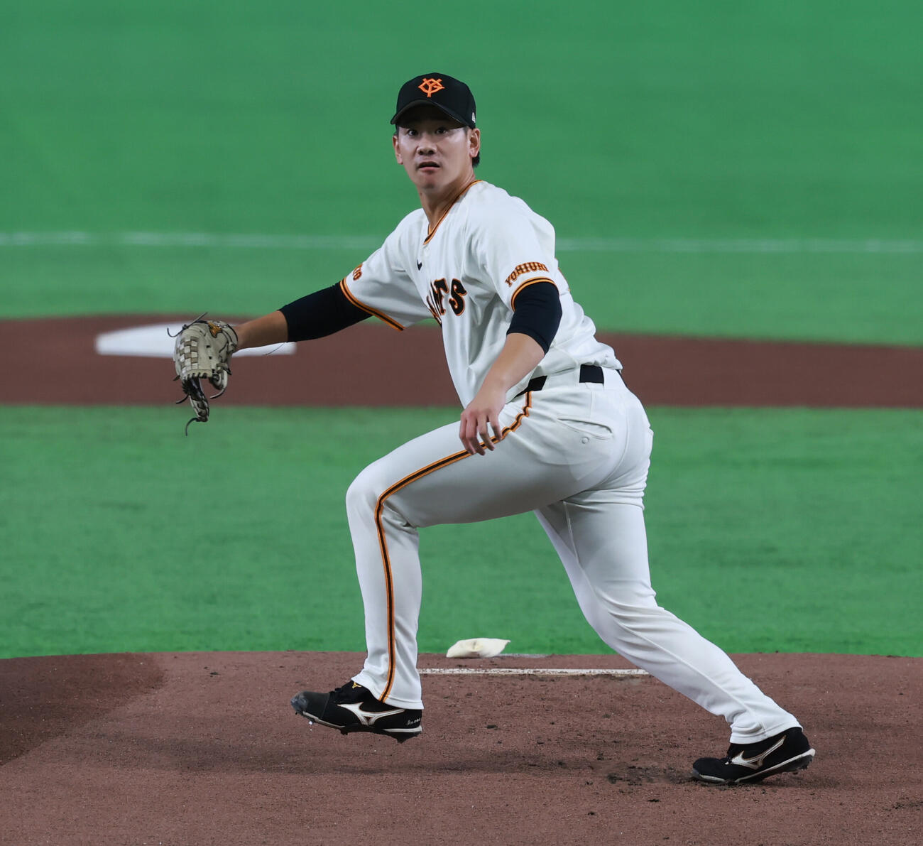 交流戦　巨人対ロッテ　1回表ロッテ無死、小川龍成の投ゴロを処理する井上温大（撮影・水谷安孝）
