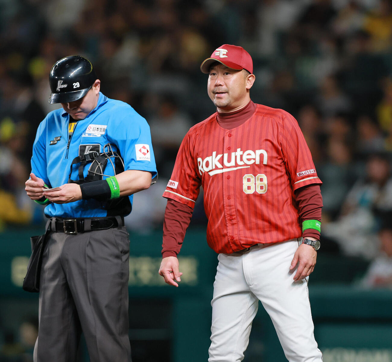阪神対楽天　8回表を終え、楽天三木肇監督は球審に交代を告げベンチに戻る（撮影・上山淳一）