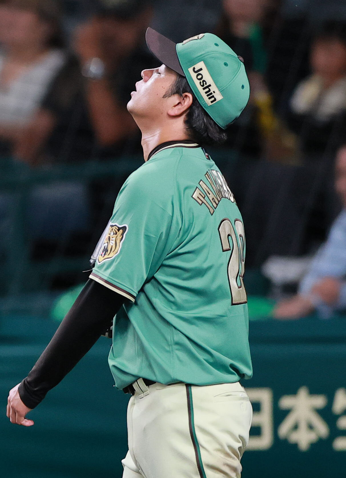 阪神対楽天　7回表楽天無死満塁、高橋遥人は黒川史陽に中前適時打を浴び天を仰ぐ（撮影・上山淳一）