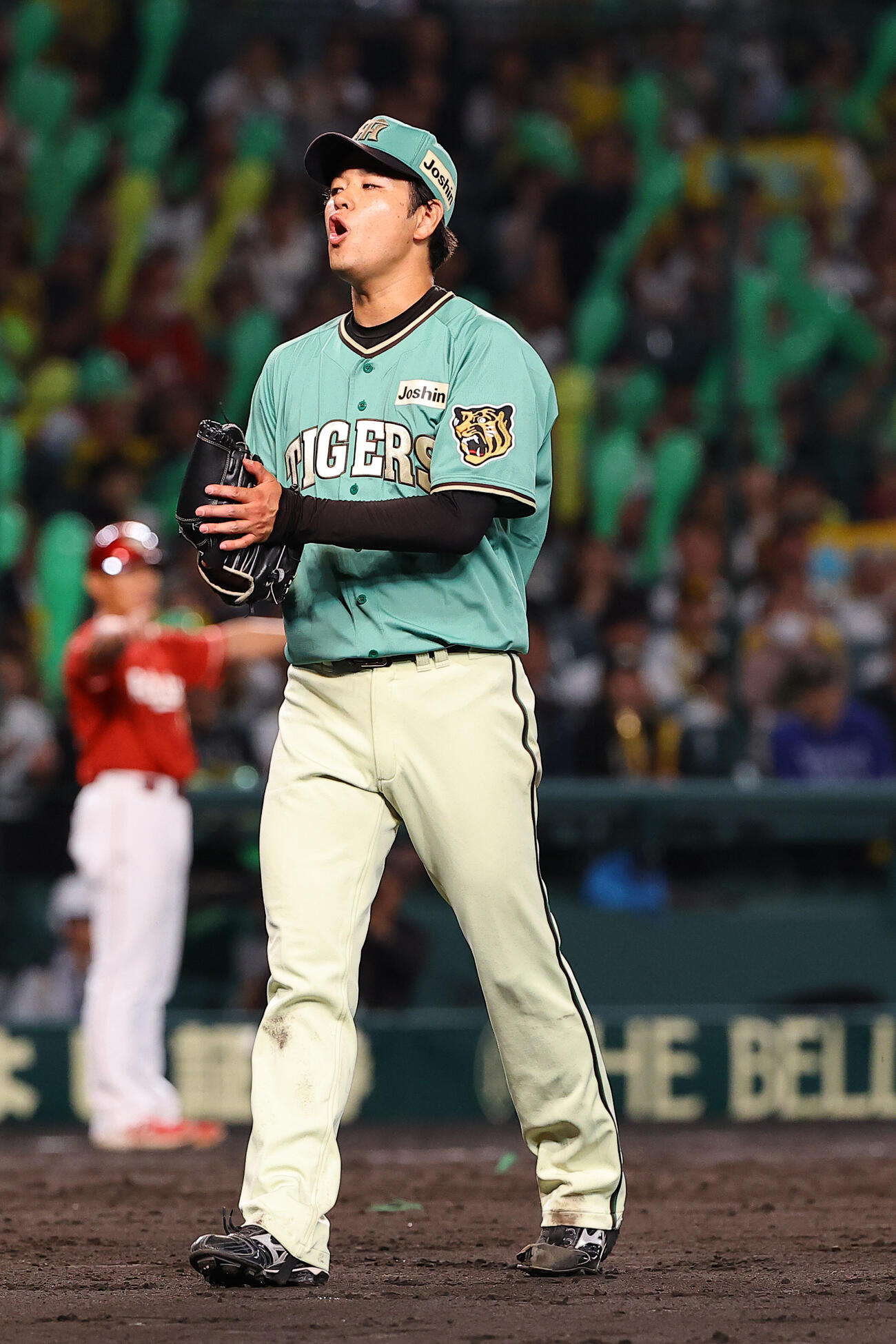阪神対楽天　7回表楽天2死満塁、渡辺佳明を二ゴロに打ち取った高橋遥人はグラブをたたいてベンチに引き揚げる（撮影・上田博志）