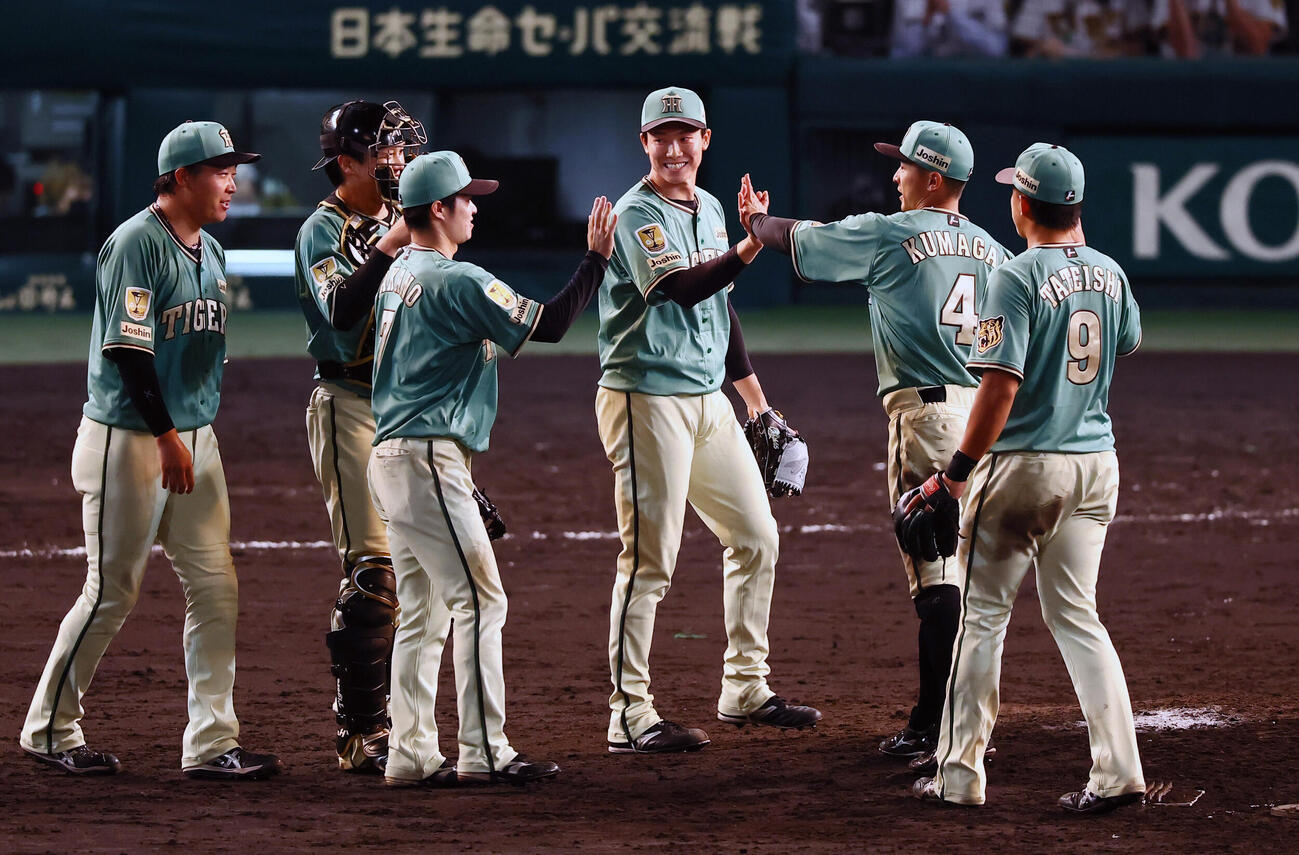 阪神対楽天　楽天に勝利しナインとタッチする阪神湯浅京己（撮影・加藤哉）