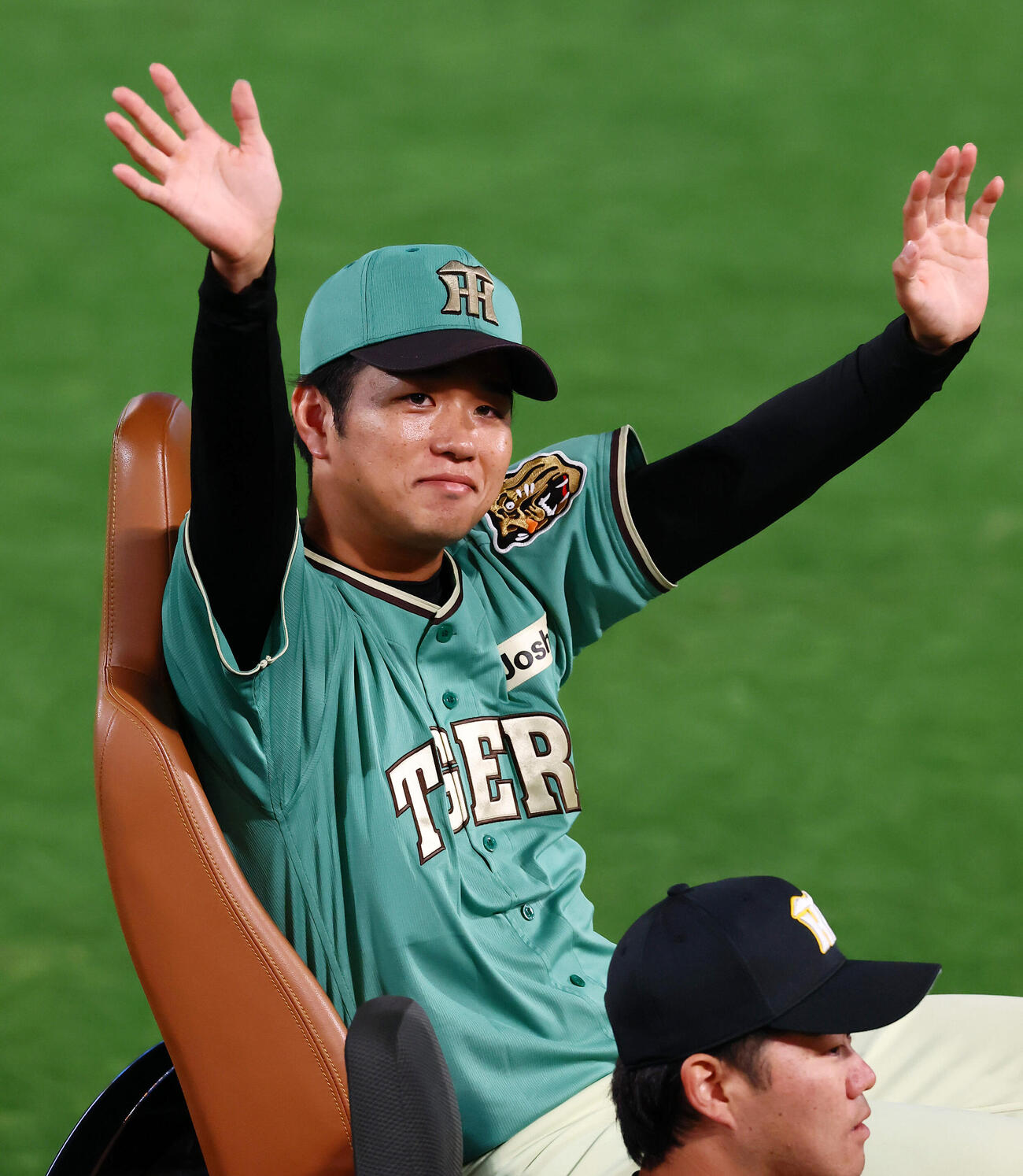 阪神対楽天　ヒーローインタビューを終えリリーフカーで場内1周する阪神高橋遥人（撮影・加藤哉）