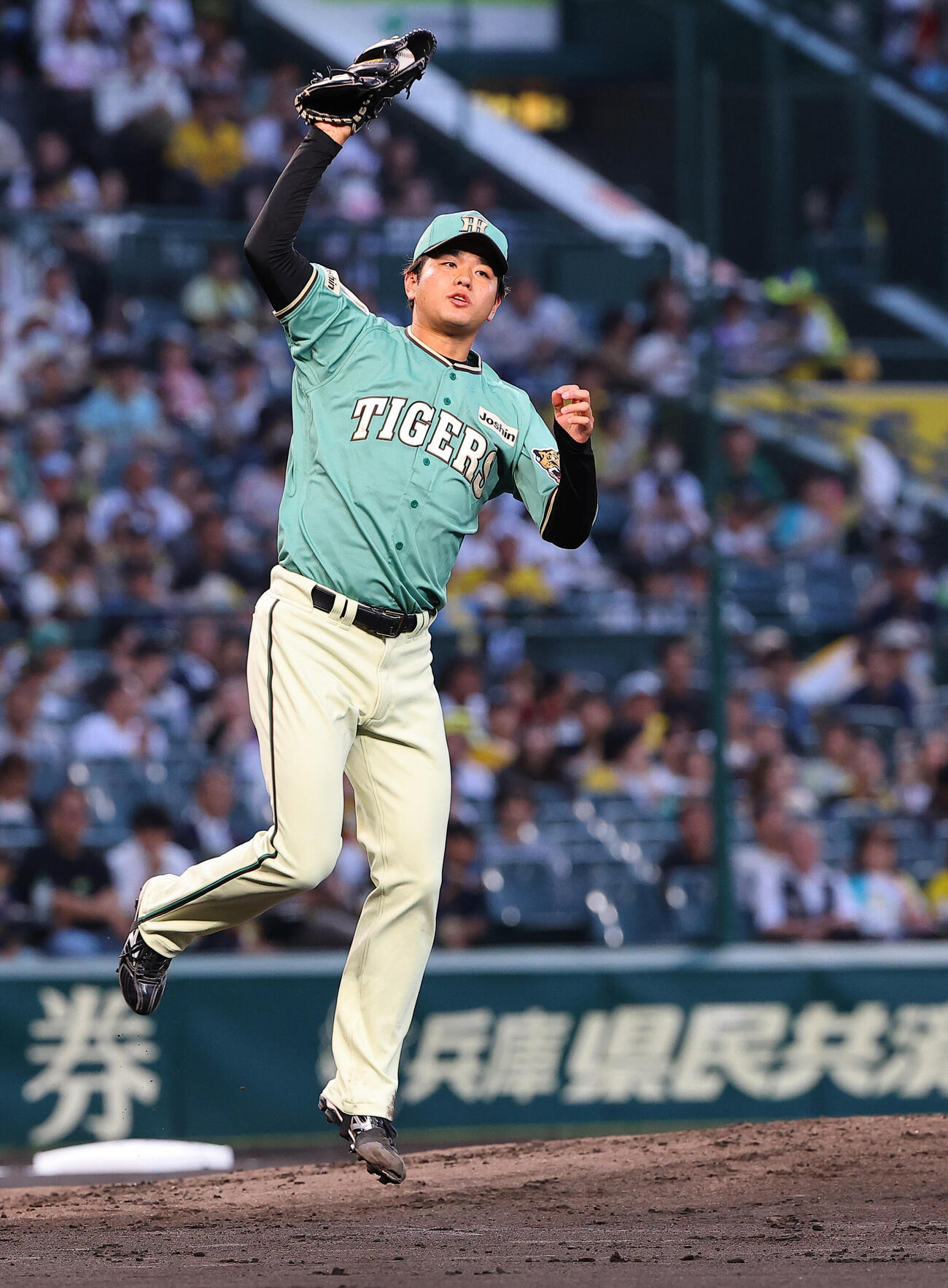 阪神対楽天　3回表楽天1死、高橋遥人は岸孝之の投ゴロをさばく（撮影・上田博志）