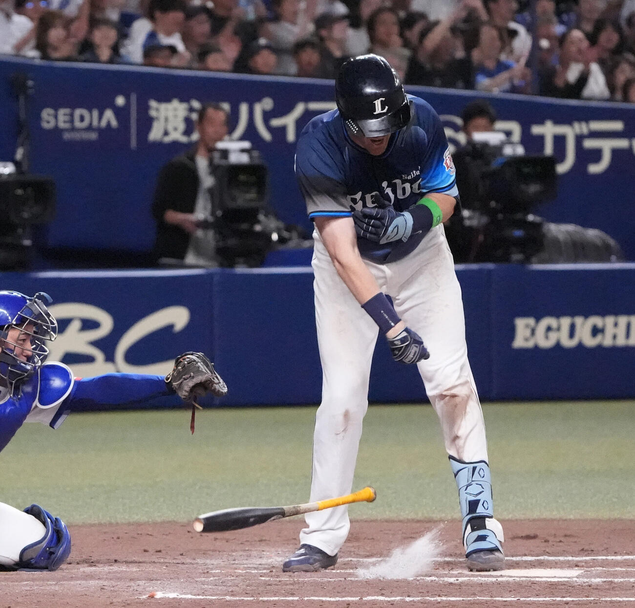 プロ野球交流戦中日対西武　8回表西武2死三塁、タイラー・ネビン（右）は三振の判定にバットをたたきつける（撮影・森本幸一）＝2026年6月5日
