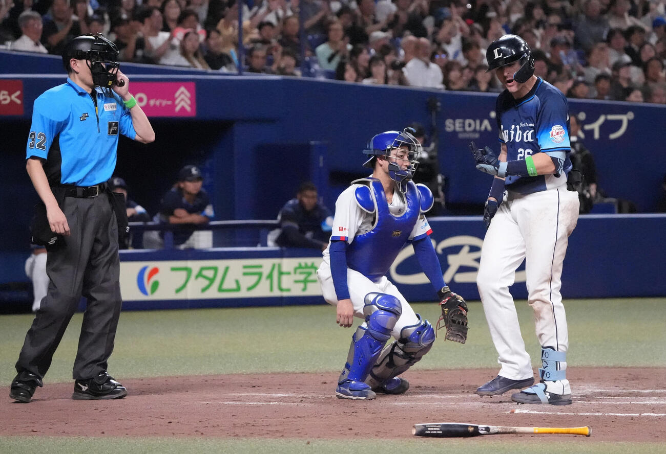 プロ野球交流戦中日対西武　8回表西武2死三塁、タイラー・ネビン（右）は三振の判定にバットをたたきつけ激怒する（撮影・森本幸一）＝2026年6月5日