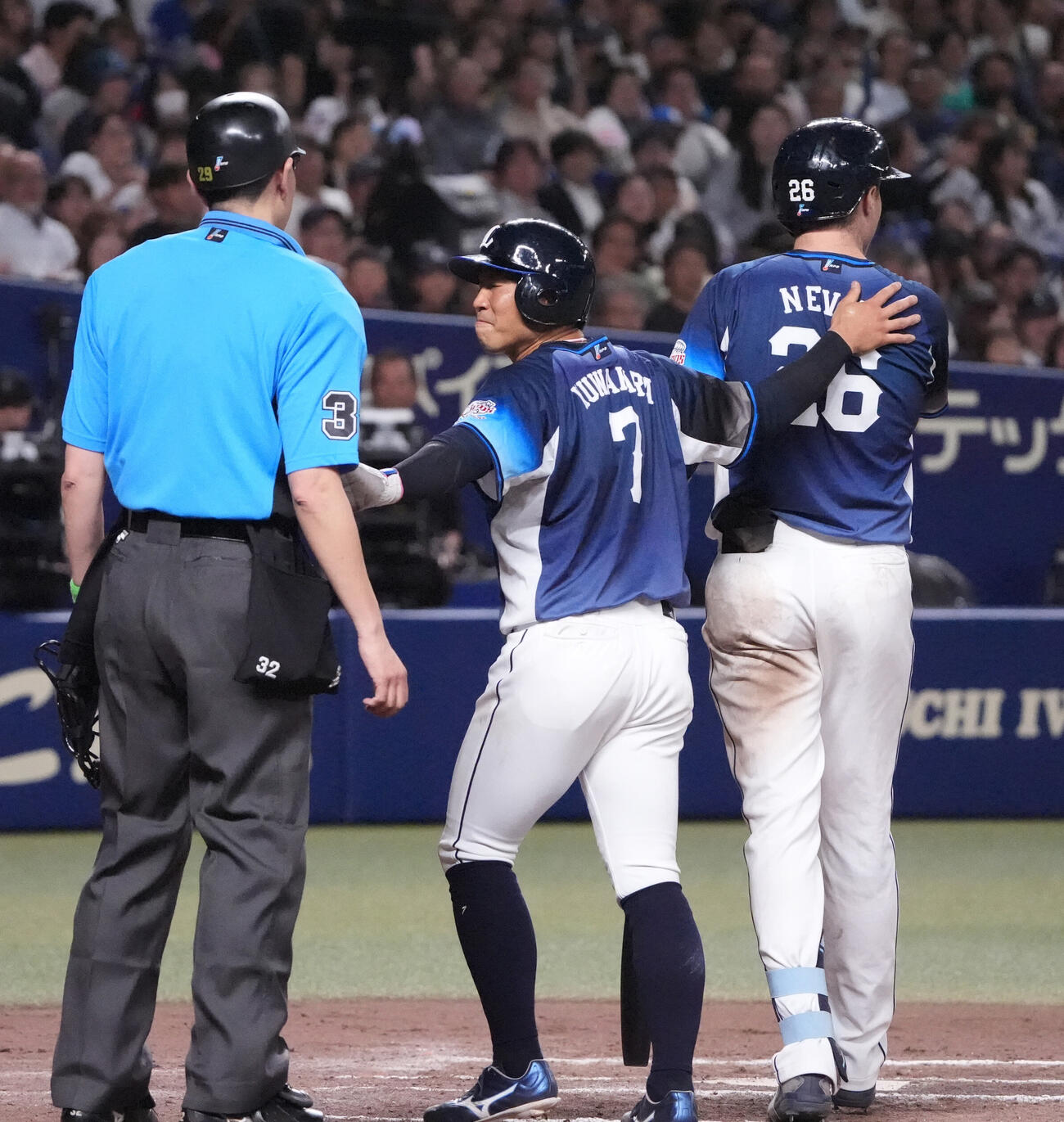 プロ野球交流戦中日対西武　8回表西武2死三塁、桑原将志（中央）は原主審の判定に激怒するタイラー・ネビン（右）をなだめる（撮影・森本幸一）＝2026年6月5日
