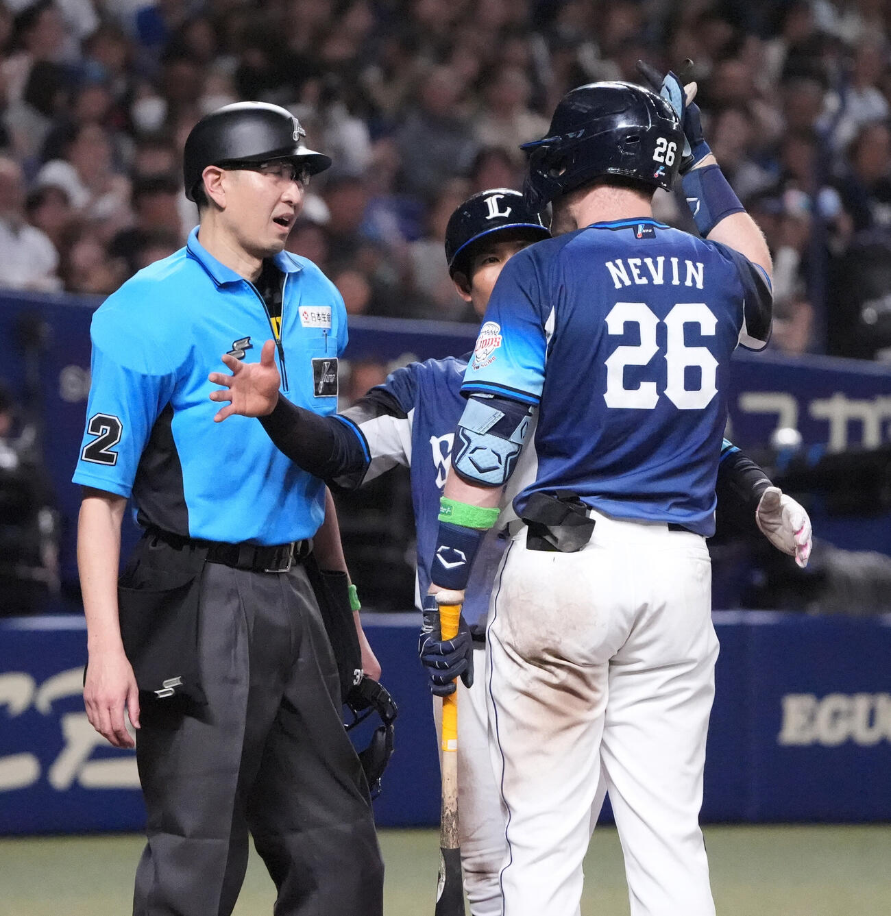 プロ野球交流戦中日対西武　8回表西武2死三塁、タイラー・ネビン（右）は原主審の判定に激怒する（撮影・森本幸一）＝2026年6月5日