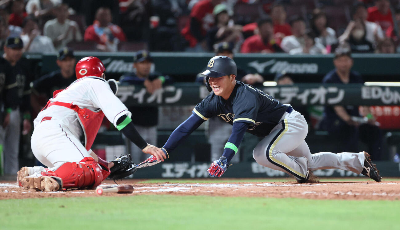 広島対オリックス　10回表オリックス2死二塁、来田涼斗の安打で平沼翔太は本塁を狙うがアウト。捕手は持丸泰輝（撮影・加藤孝規）