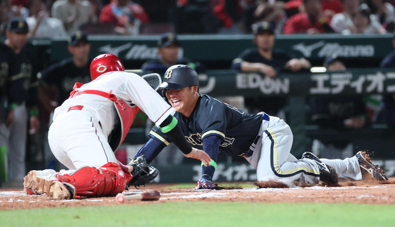 広島対オリックス　10回表オリックス2死二塁、来田涼斗の安打で平沼翔太は本塁を狙うがアウト。捕手は持丸泰輝（撮影・加藤孝規）