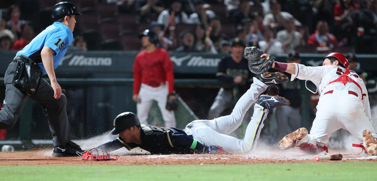広島対オリックス　10回表オリックス2死二塁、来田涼斗の安打で平沼翔太は本塁を狙うがアウト。捕手は持丸泰輝（撮影・加藤孝規）