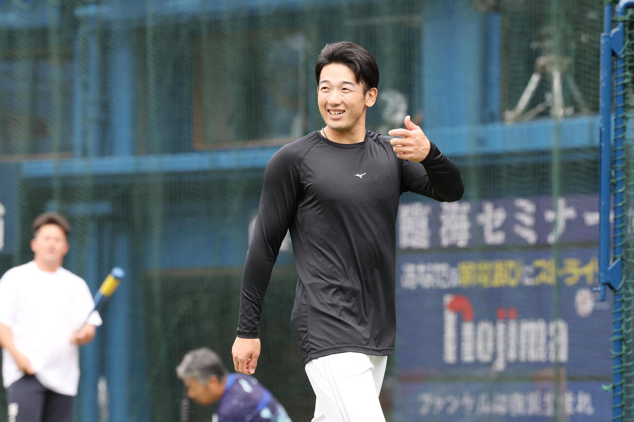 DeNA対ソフトバンク　試合前、笑顔を見せるソフトバンク山本祐大（撮影・宮地輝）