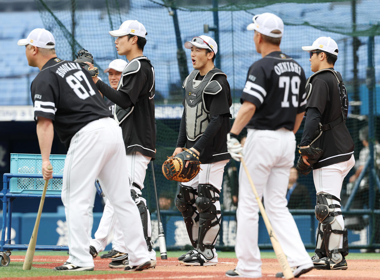 DeNA対ソフトバンク　試合前、シートノックで声を出すソフトバンク山本祐大（撮影・宮地輝）