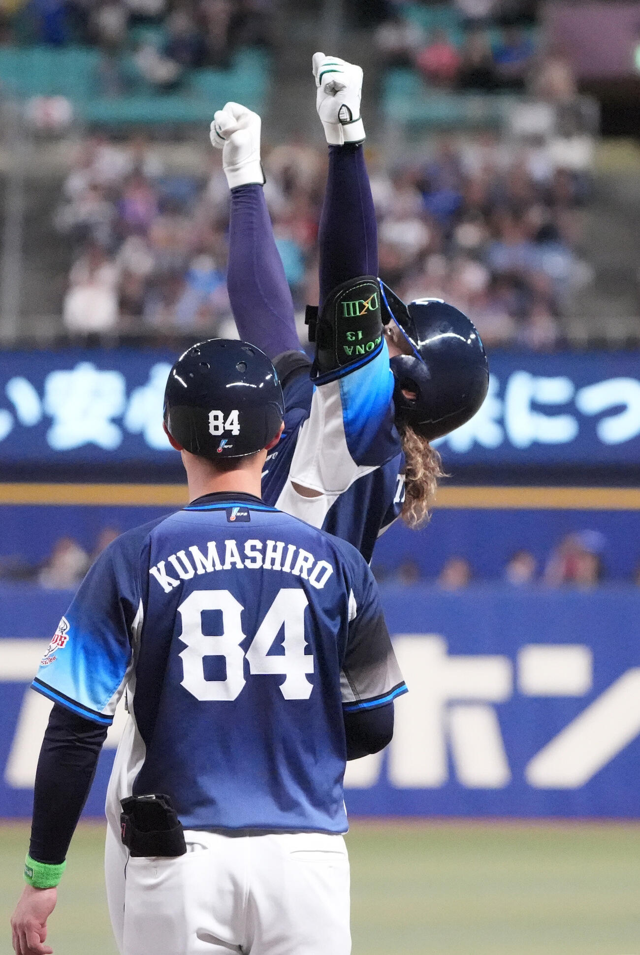 中日対西武　5回表西武2死、高橋光成（右）は安打を放ち塁上でガッツポーズ（撮影・森本幸一）