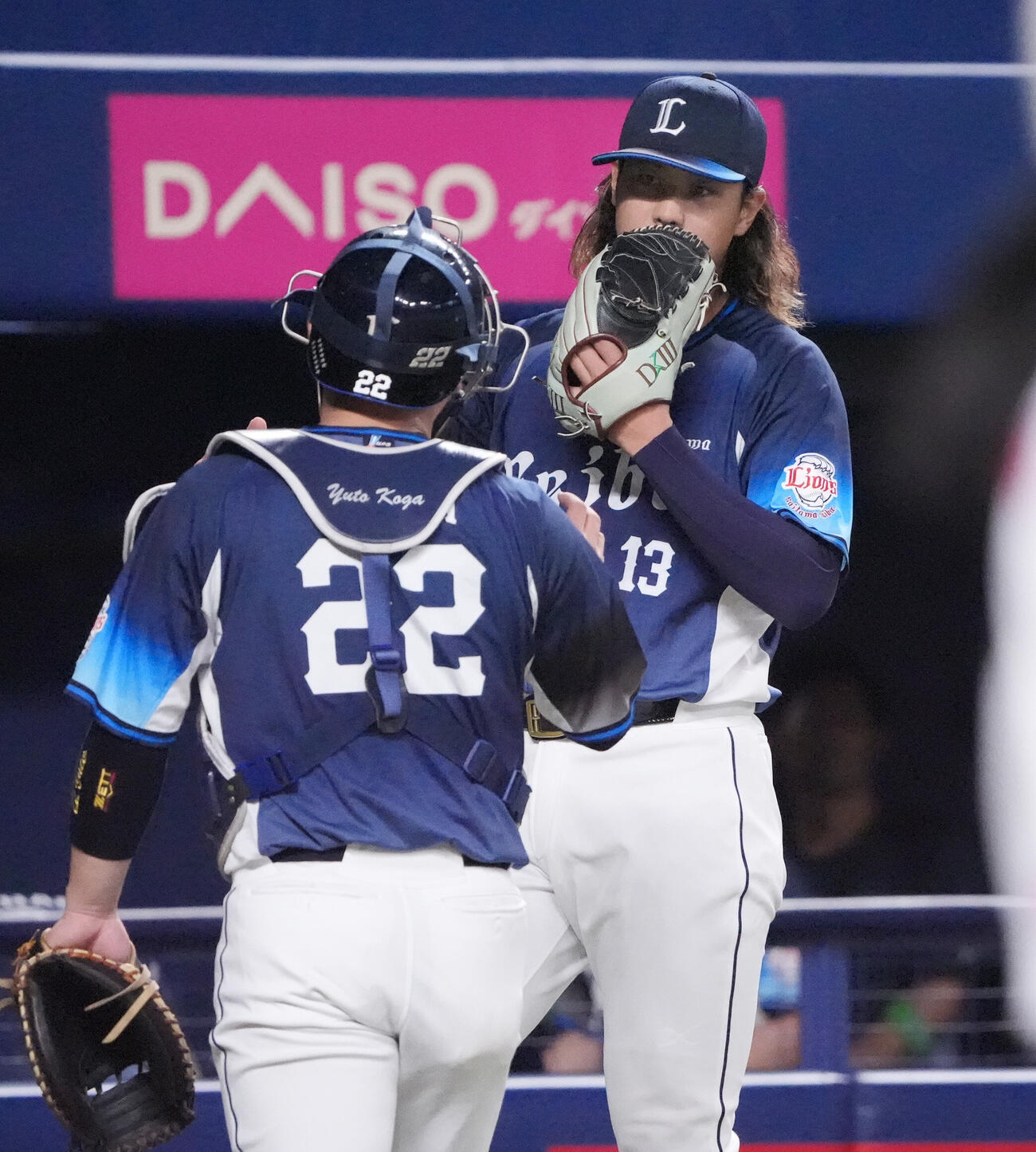 中日対西武　2回終了、西武先発の高橋光成（右）は古賀悠斗と言葉を交わしながらベンチへ戻る（撮影・森本幸一）