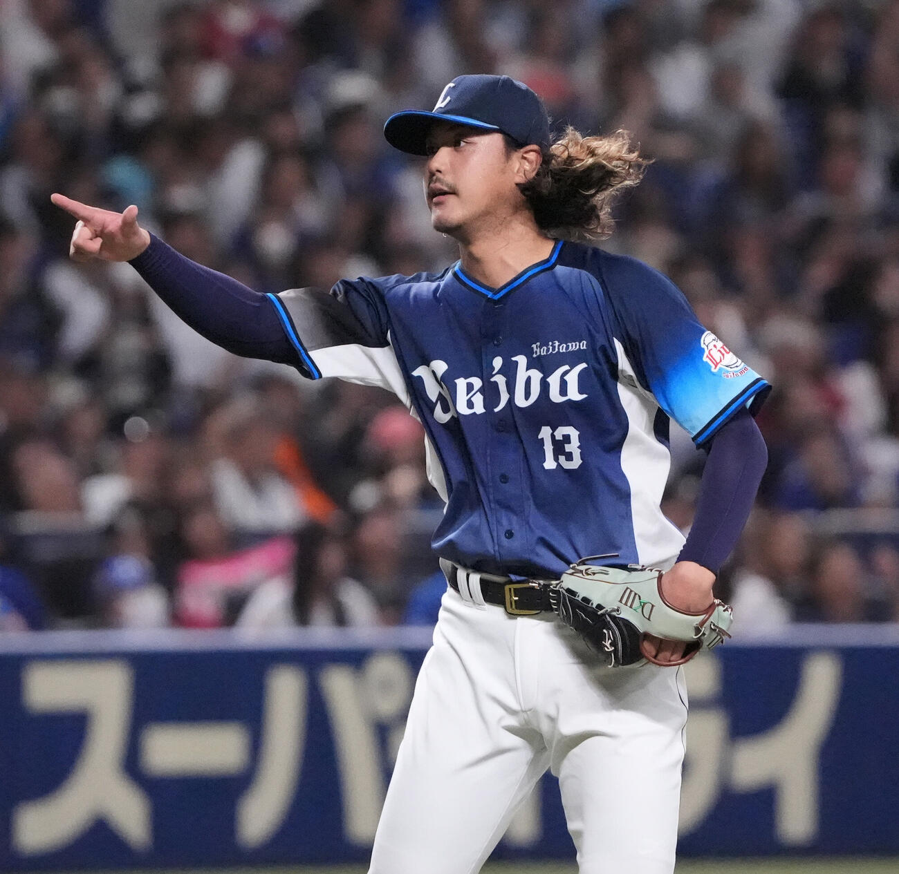 中日対西武　7回裏中日2死一塁、板山祐太郎の盗塁を刺した捕手古賀悠斗に指をさす高橋光成（撮影・森本幸一）