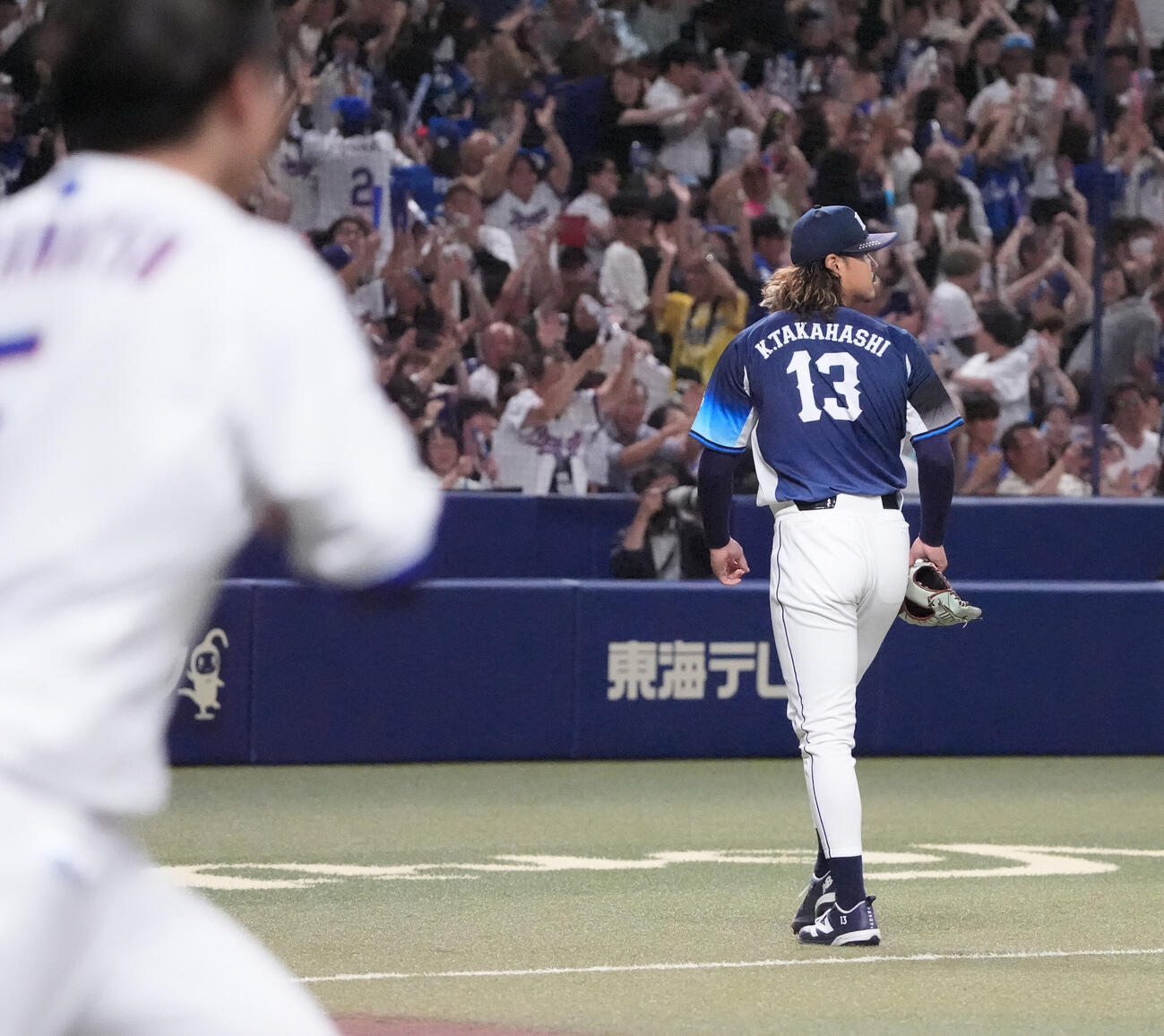 中日対西武　9回裏中日2死一、二塁、高橋光成（右）は阿部寿樹にサヨナラ適時打を打たれマウンドを降りる（撮影・森本幸一）