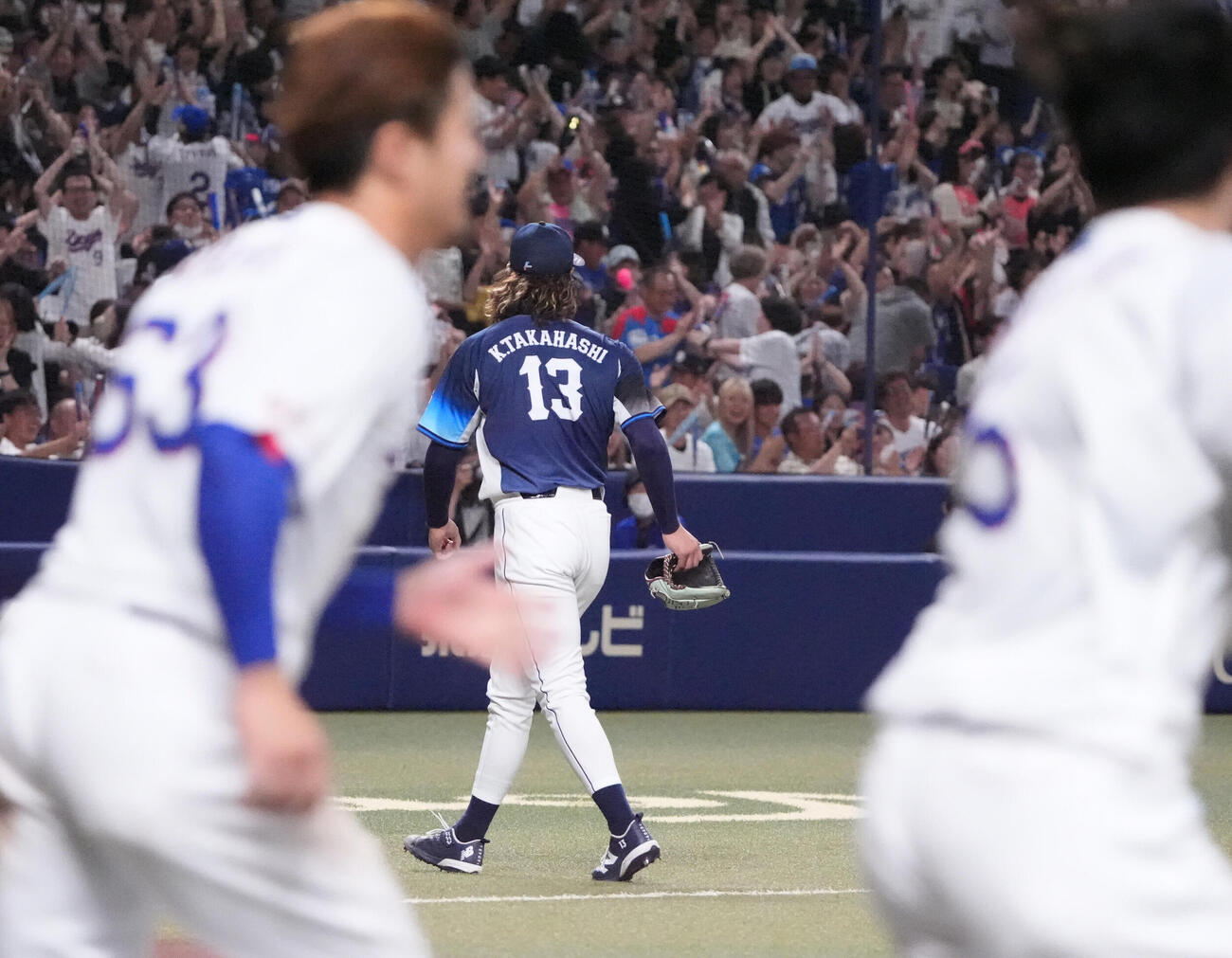 中日対西武　9回裏中日2死一、二塁、高橋光成（中央）は阿部寿樹にサヨナラ適時打を打たれマウンドを降りる（撮影・森本幸一）