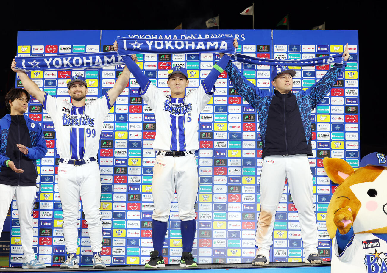 DeNA対ソフトバンク　お立ち台で笑顔を見せるDeNAクーパー・ヒュンメル（左）、松尾汐恩（中央）、牧秀悟（撮影・宮地輝）＝2026年6月5日