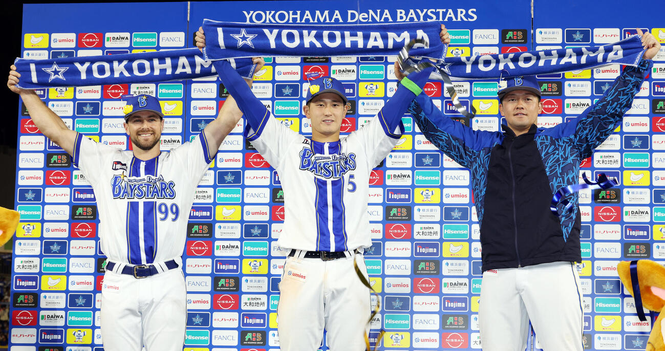 DeNA対ソフトバンク　お立ち台で笑顔を見せるDeNAクーパー・ヒュンメル（左）、松尾汐恩（中央）、牧秀悟（撮影・宮地輝）＝2026年6月5日