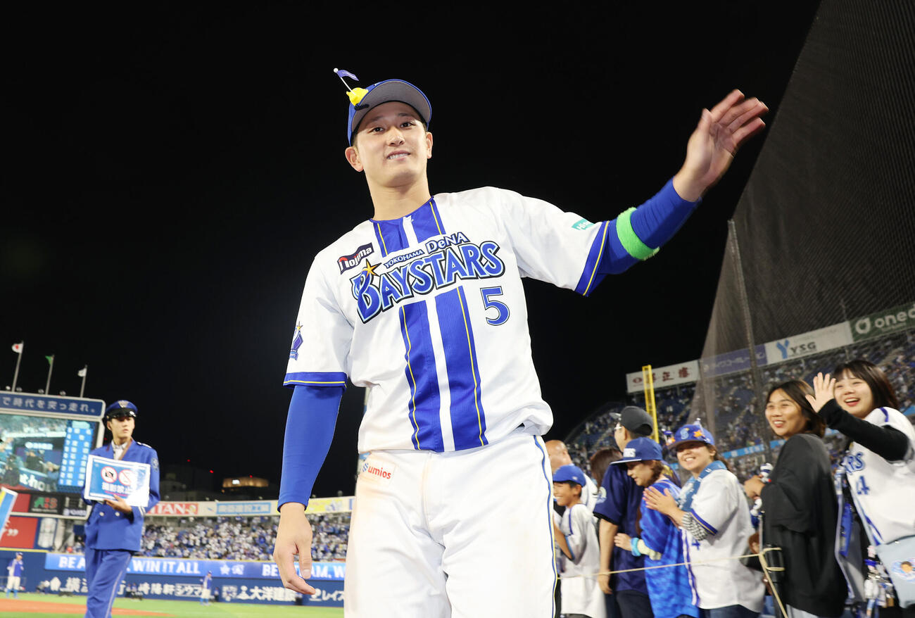 DeNA対ソフトバンク　勝利しファンに手を振るDeNA松尾汐恩（撮影・宮地輝）＝2026年6月5日