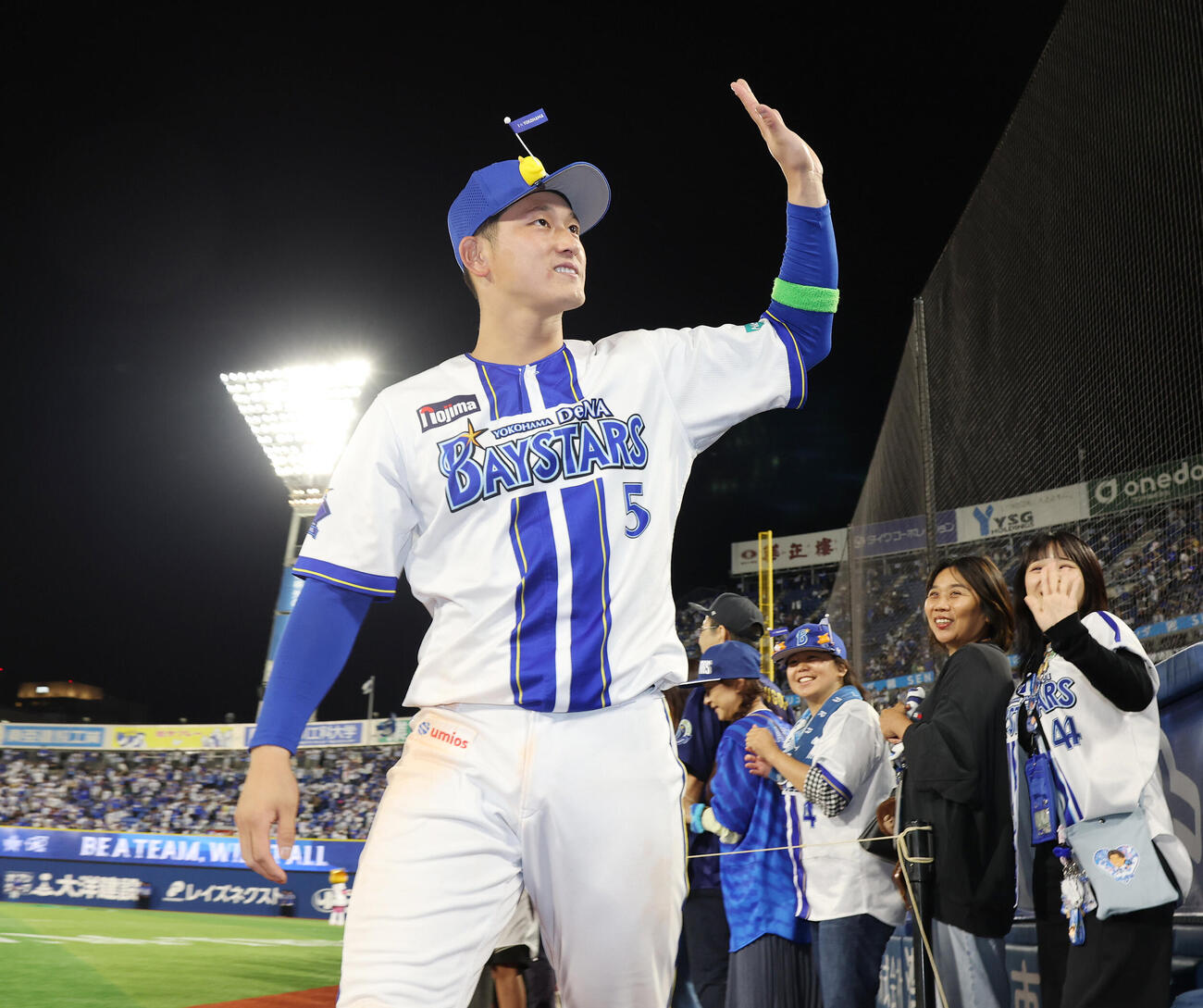 DeNA対ソフトバンク　勝利しファンに手を振るDeNA松尾汐恩（撮影・宮地輝）＝2026年6月5日