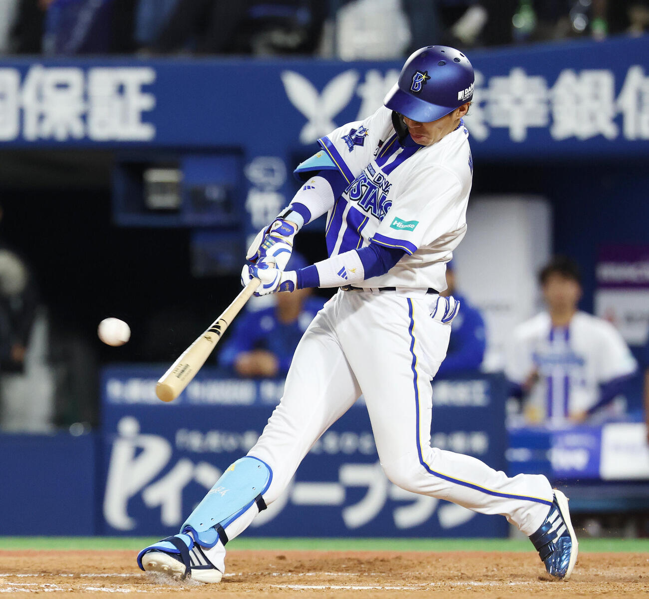 DeNA対ソフトバンク　5回裏DeNA無死二塁、2点本塁打を放つ度会隆輝（撮影・宮地輝）＝2026年6月5日