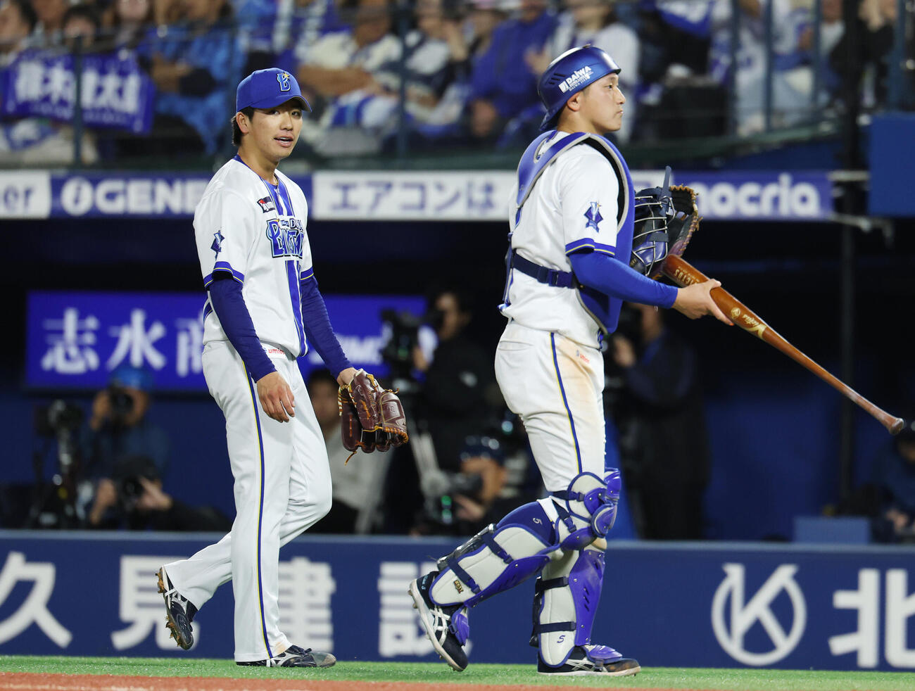 DeNA対ソフトバンク　6回表を無失点に抑えたDeNA篠木健太郎（左）と松尾汐恩（撮影・宮地輝）＝2026年6月5日