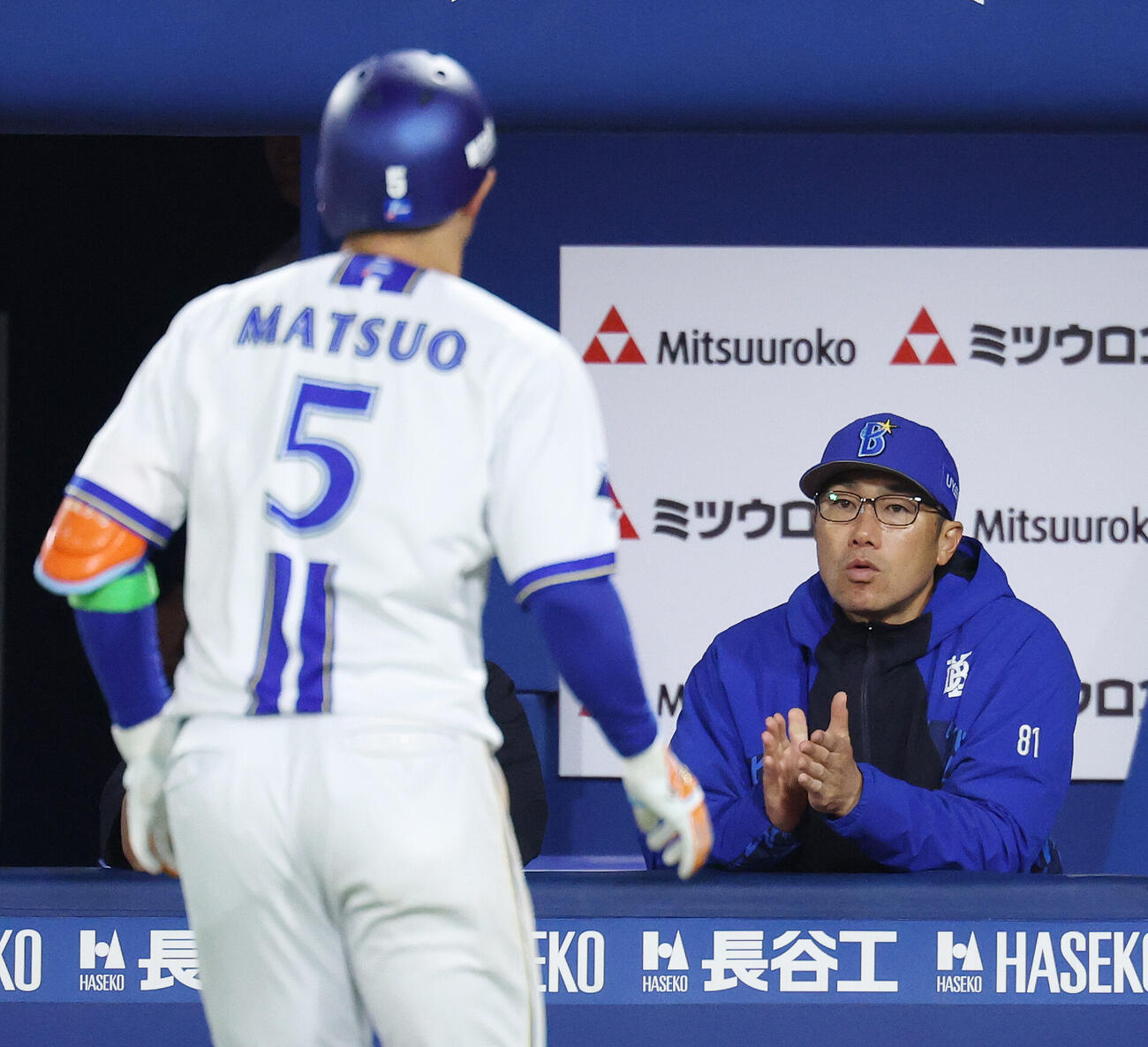 DeNA対ソフトバンク　5回裏DeNA2死、本塁打を放った松尾汐恩（左）を迎える相川亮二監督（撮影・宮地輝）＝2026年6月5日