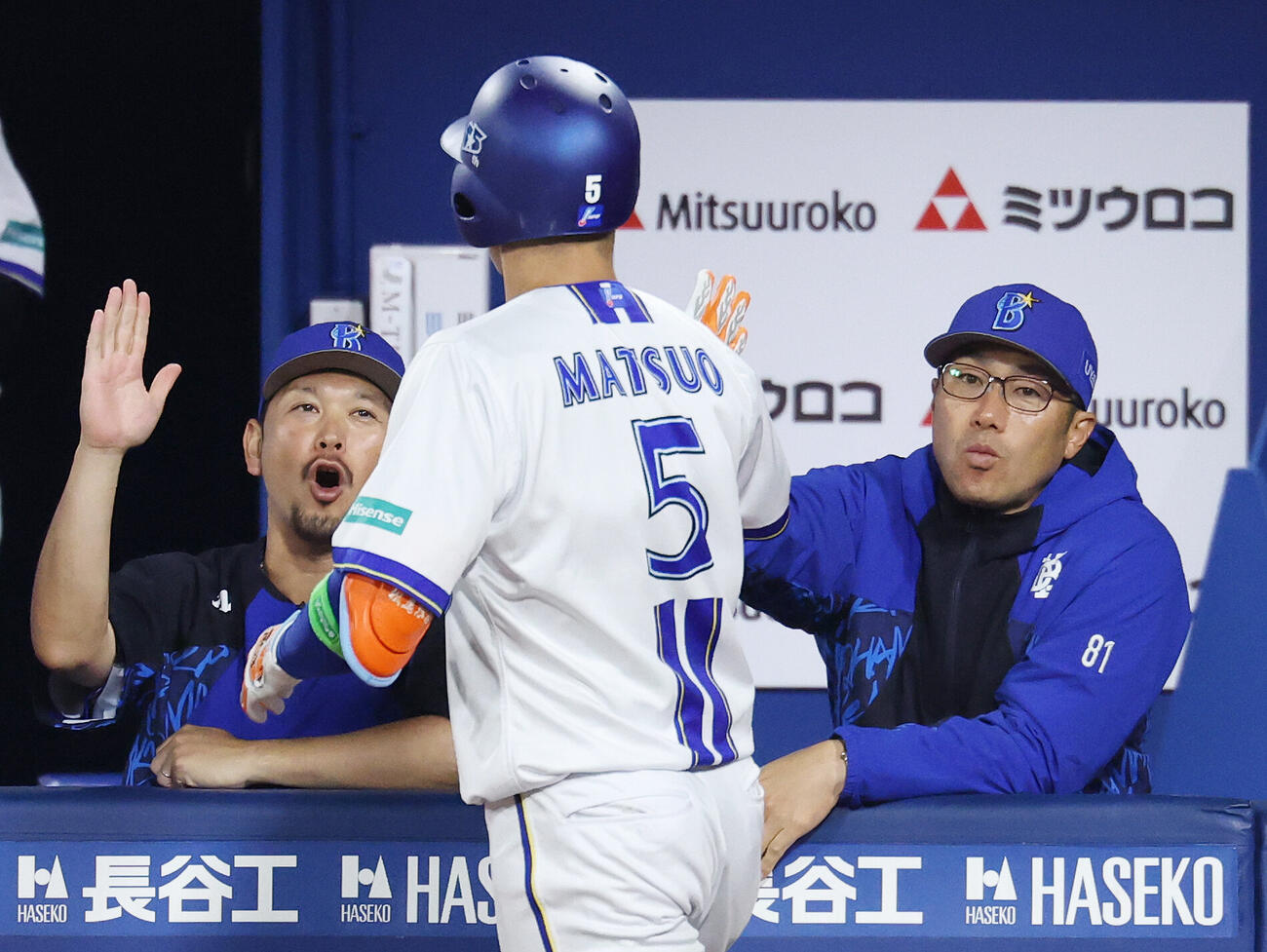 DeNA対ソフトバンク　5回裏DeNA2死、本塁打を放った松尾汐恩（手前）を迎える相川亮二監督（右）（撮影・宮地輝）＝2026年6月5日