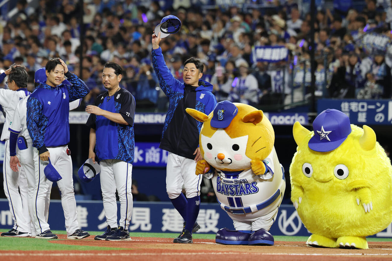 DeNA対ソフトバンク　勝利しあいさつするDeNA相川亮二監督（中央）（撮影・宮地輝）＝2026年6月5日