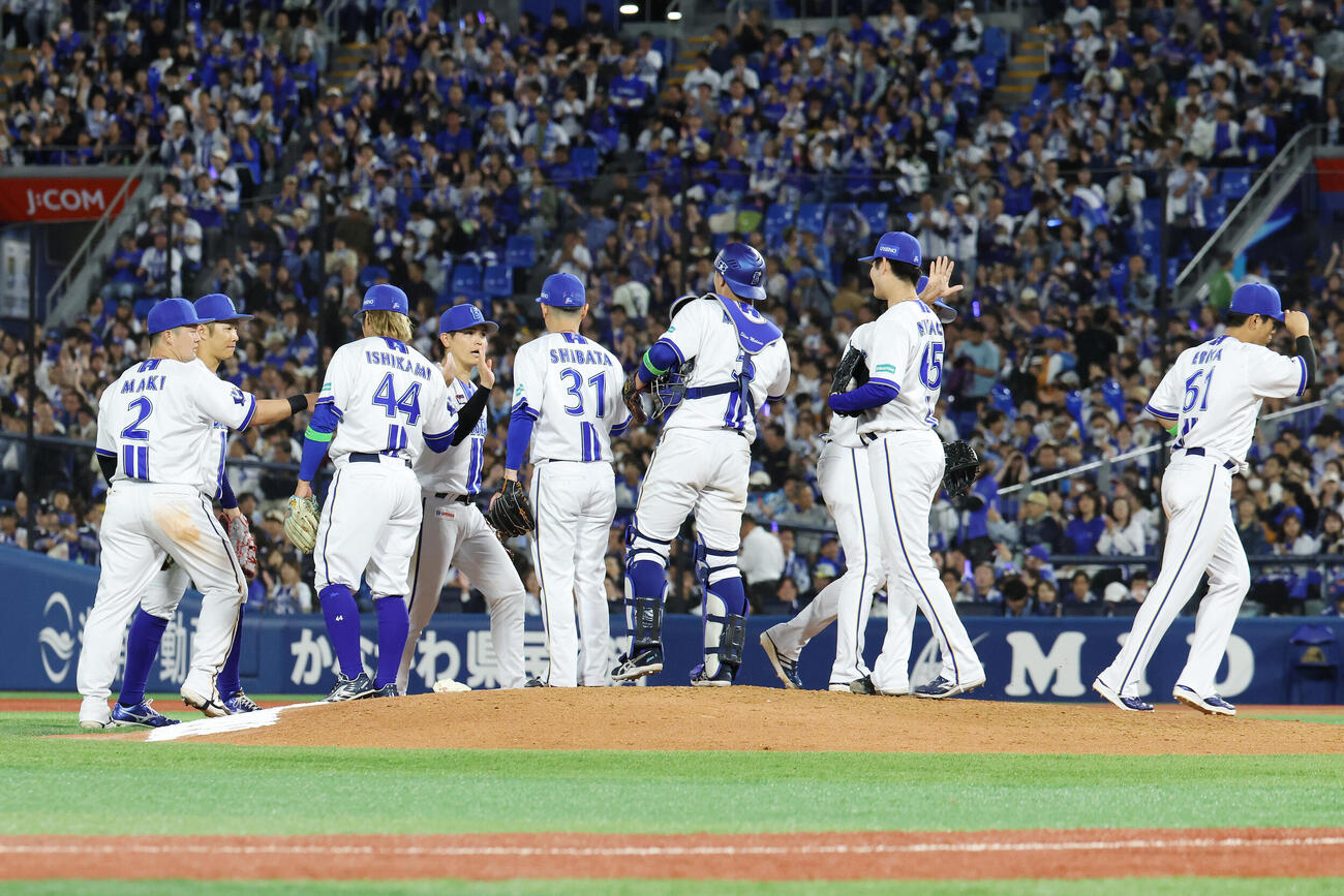 DeNA対ソフトバンク　勝利したDeNAの選手たち（撮影・宮地輝）＝2026年6月5日