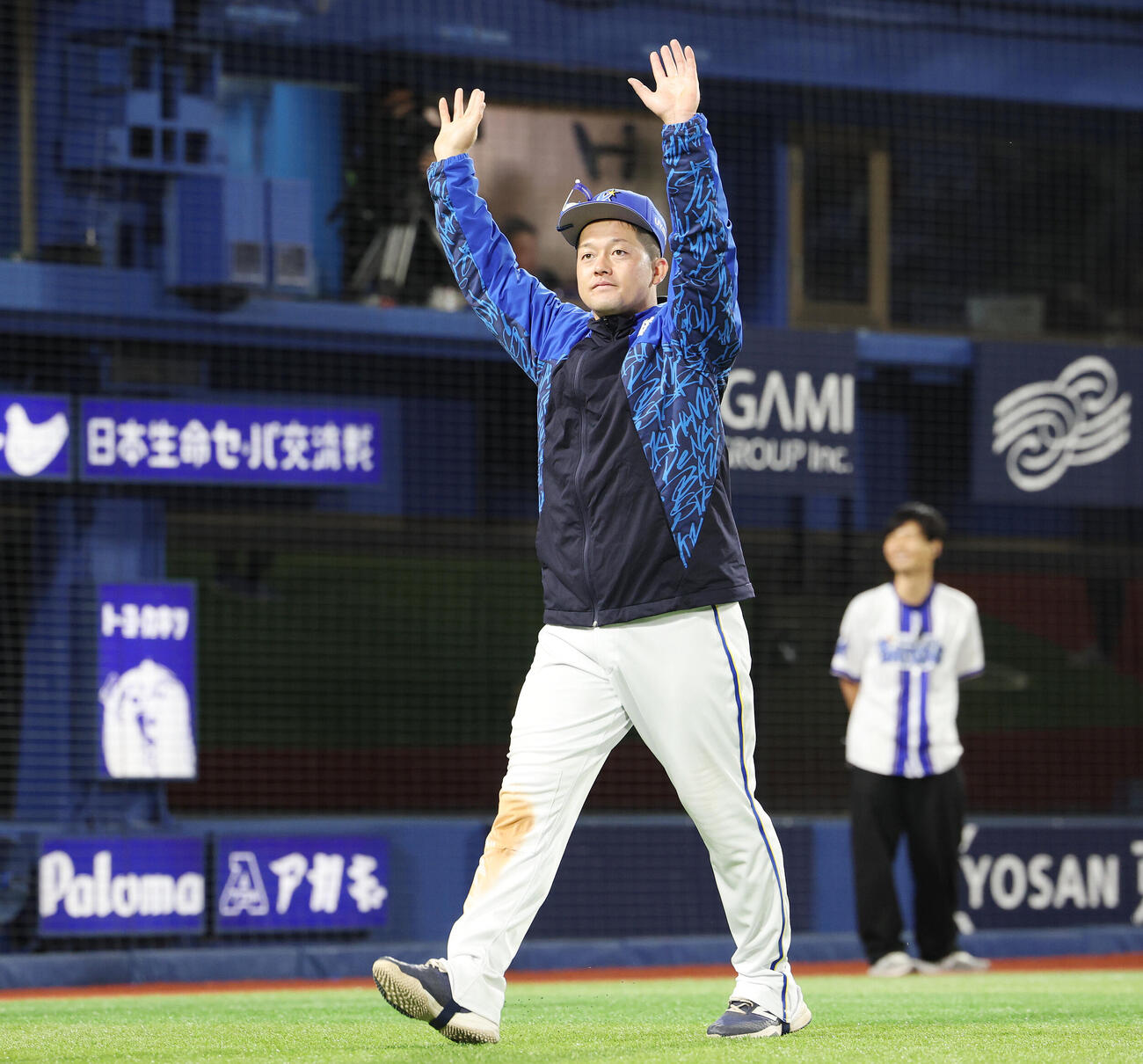 DeNA対ソフトバンク　勝利しファンに手を振るDeNA牧秀悟（撮影・宮地輝）＝2026年6月5日
