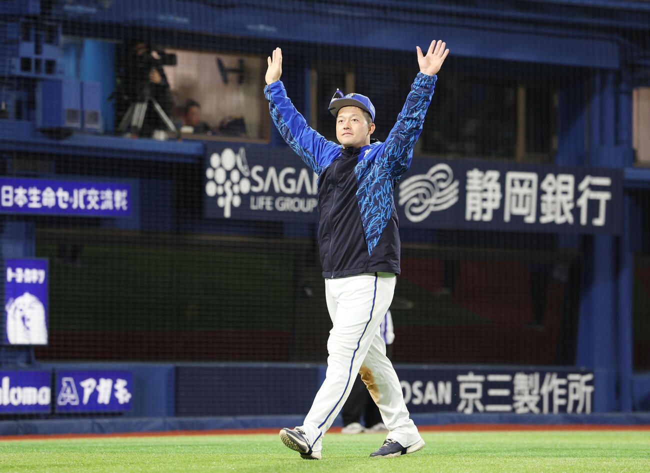DeNA対ソフトバンク　勝利しファンに手を振るDeNA牧秀悟（撮影・宮地輝）＝2026年6月5日