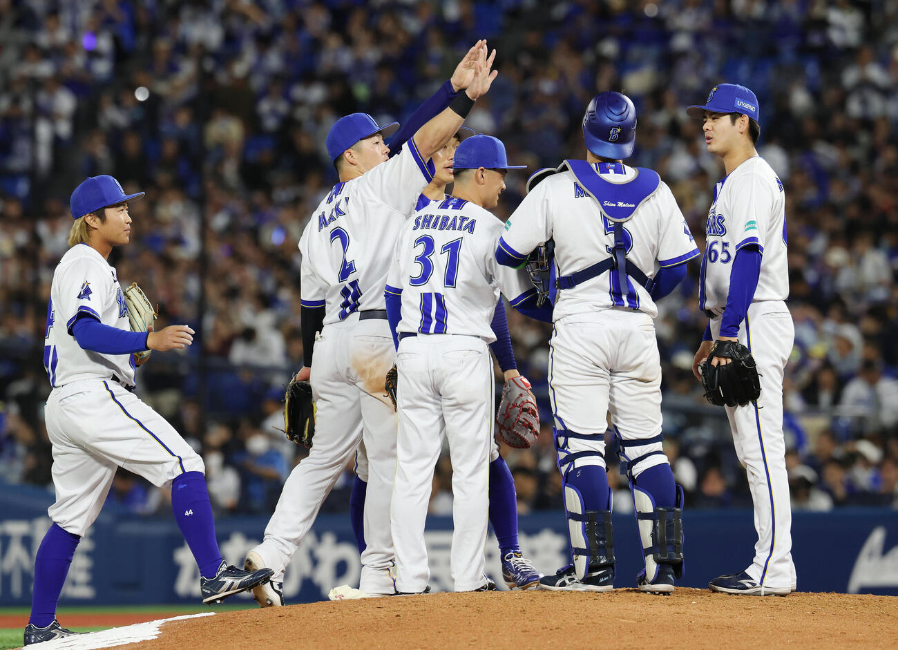 DeNA対ソフトバンク　勝利したDeNA牧秀悟（左から2人目）ら選手たち（撮影・宮地輝）＝2026年6月5日