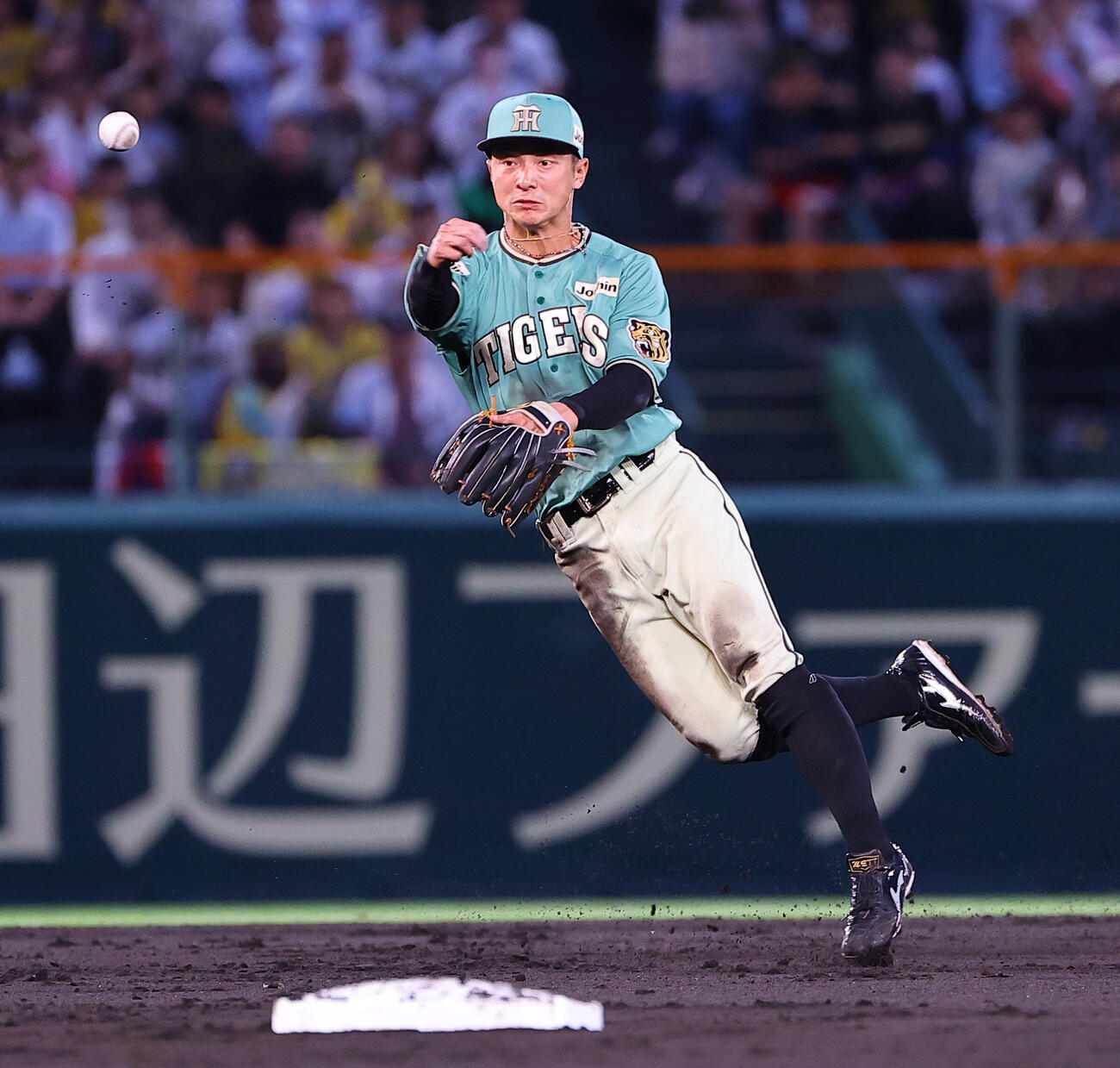 阪神対楽天　4回表楽天1死、熊谷敬宥は平良竜哉の遊ゴロを軽快にさばくも判定はセーフとなる（撮影・上田博志）