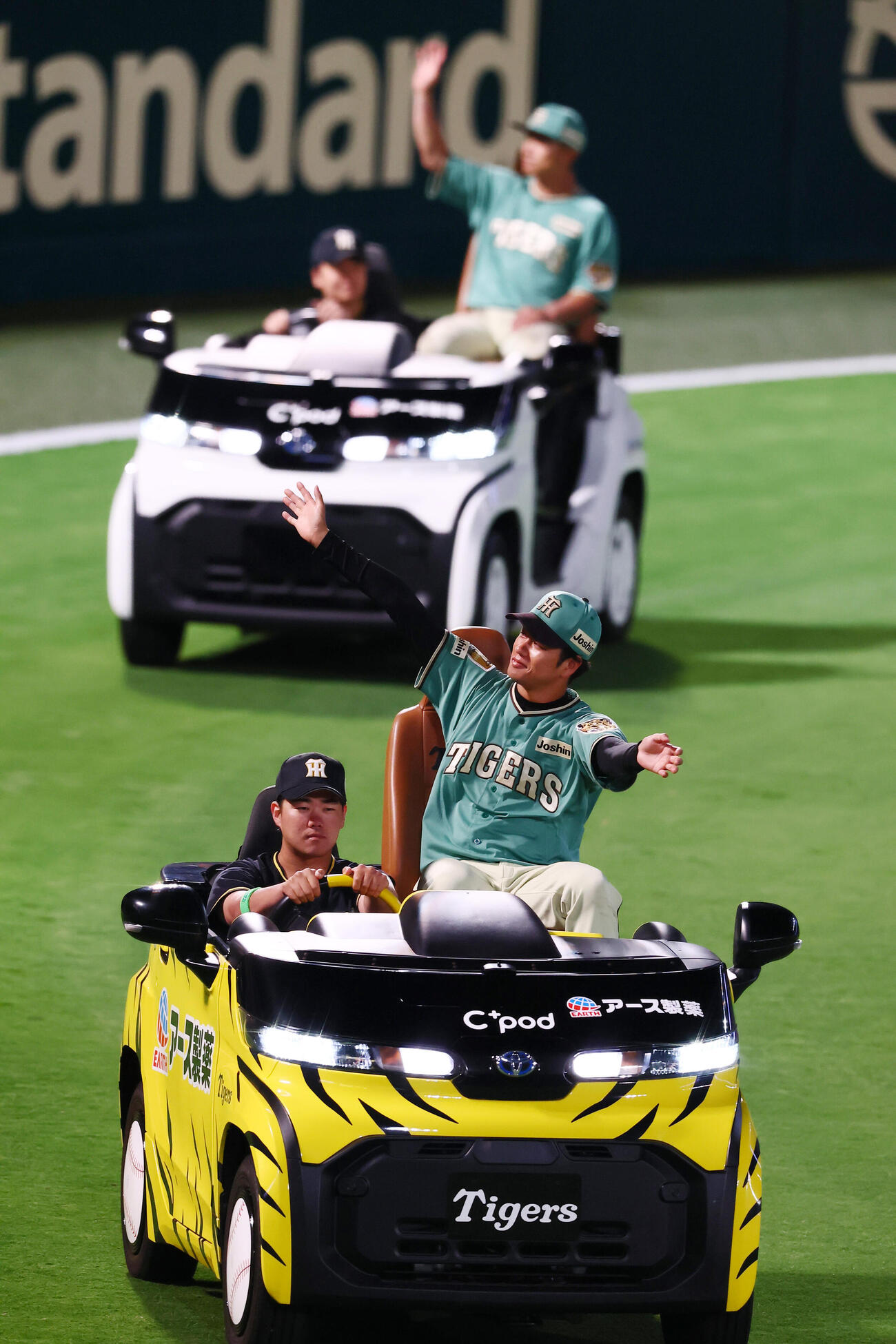 阪神対楽天　ヒーローインタビューを終えリリーフカーで場内1周する阪神高橋遥人（撮影・加藤哉）