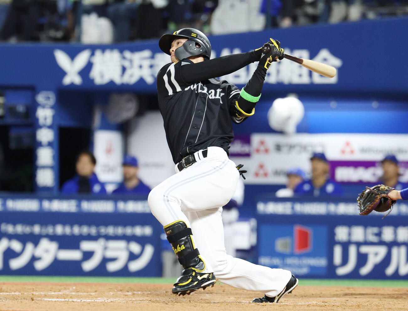 DeNA対ソフトバンク　9回表ソフトバンク2死、本塁打を放つ代打高橋隆慶（撮影・宮地輝）