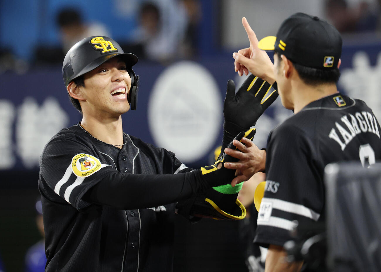 DeNA対ソフトバンク　9回表ソフトバンク2死、本塁打を放ち柳田悠岐（右）らの祝福受ける代打高橋隆慶（撮影・宮地輝）