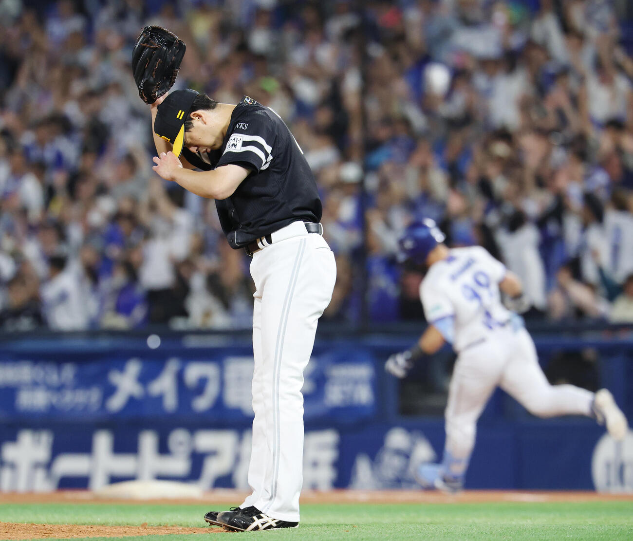 DeNA対ソフトバンク　5回裏DeNA1死一塁、クーパー・ヒュンメルに2点本塁打を浴びる大関友久（撮影・宮地輝）