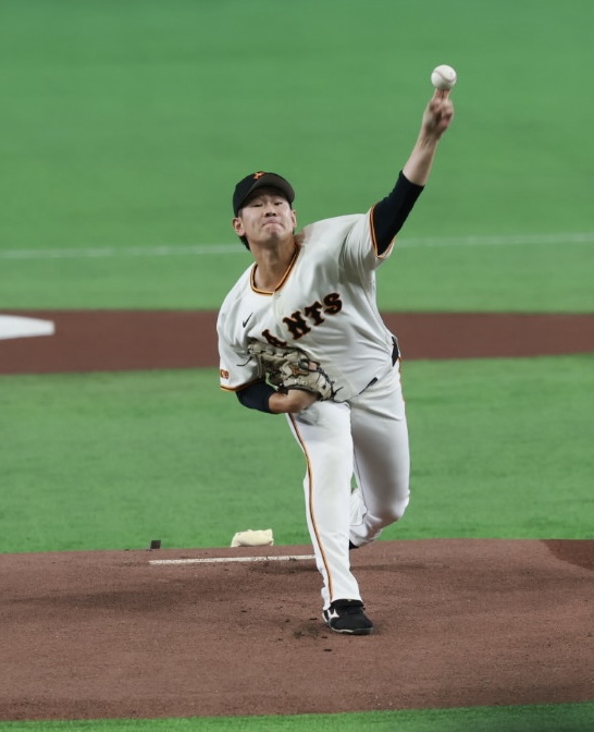 巨人対ロッテ　力投する巨人先発の井上温大(撮影・水谷安孝)